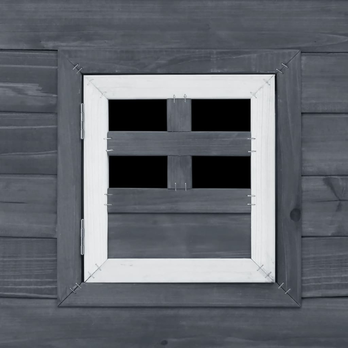 Nahaufnahme eines Fensters mit weißem Rahmen, das in einer grauen Holzwand eingesetzt ist.