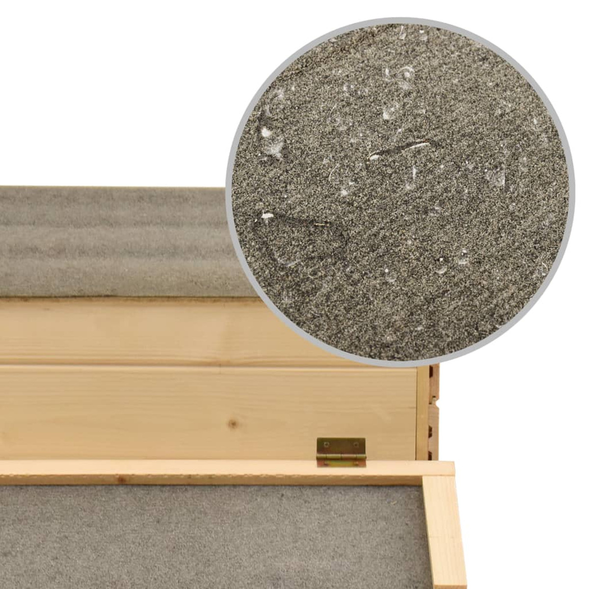 Nahaufnahme einer Holzkonstruktion mit grauem Teppich und einem Metallscharnier. Weißer Hintergrund.