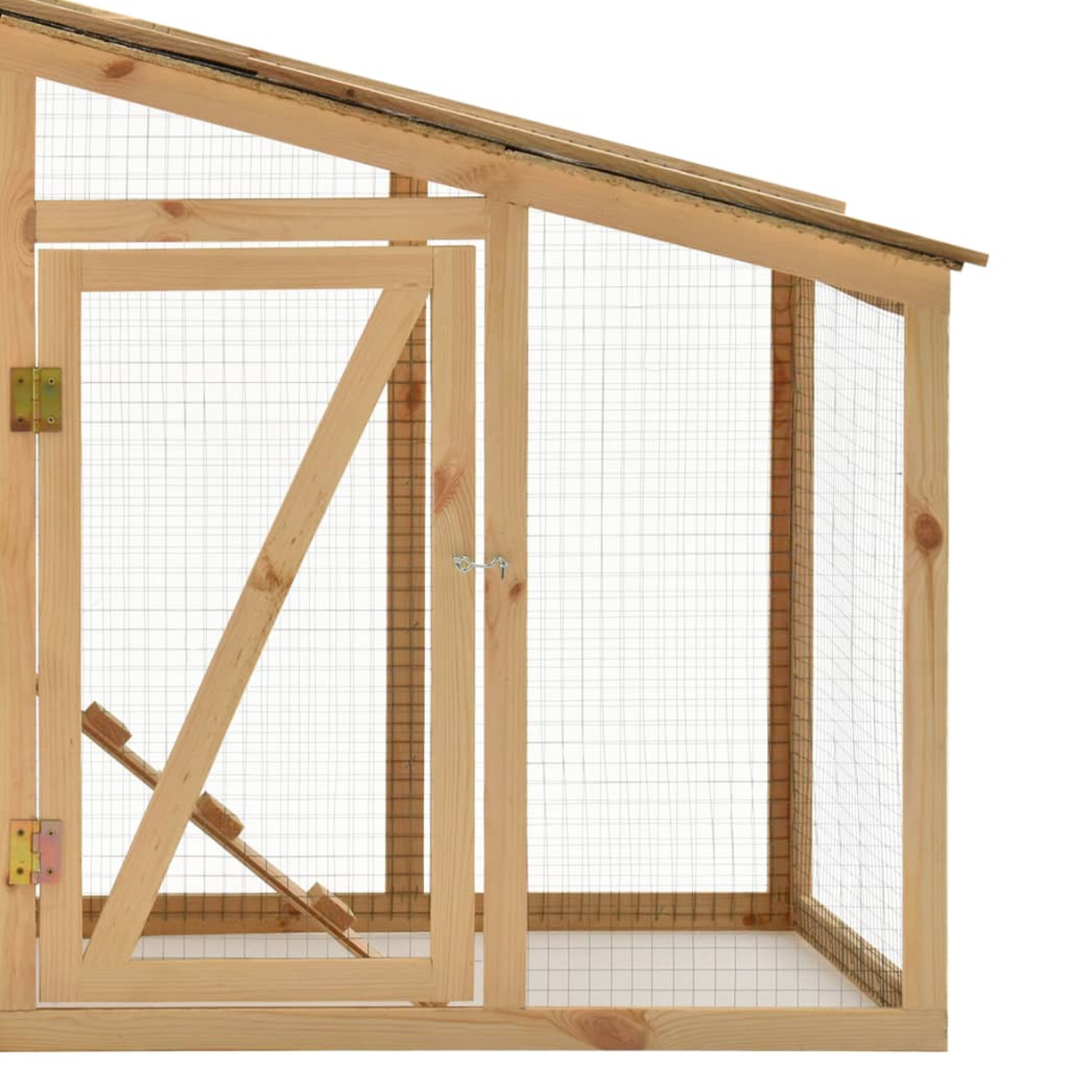 Hühnerstall aus Holz mit Tür und Drahtgeflecht. Der Stall steht auf weißem Untergrund.