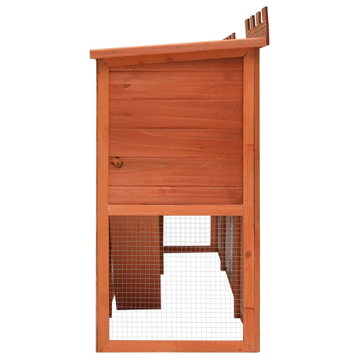 Hühnerstall aus Holz. Braunes Holz, offene Front mit Drahtgeflecht. Weißer Hintergrund.