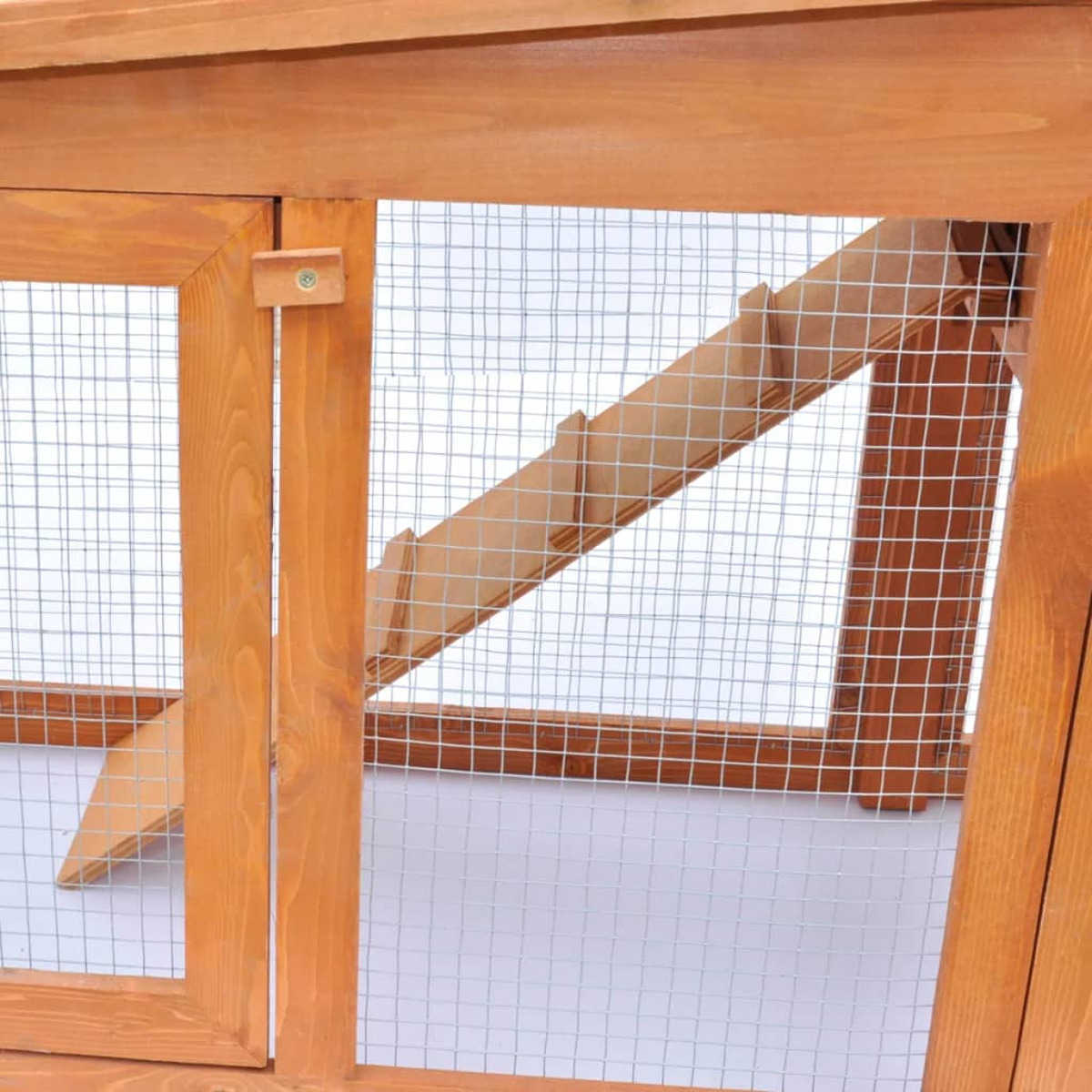 Detail eines Kaninchenstalls aus Holz mit Drahtgeflecht, Rampe und Holzrahmen.