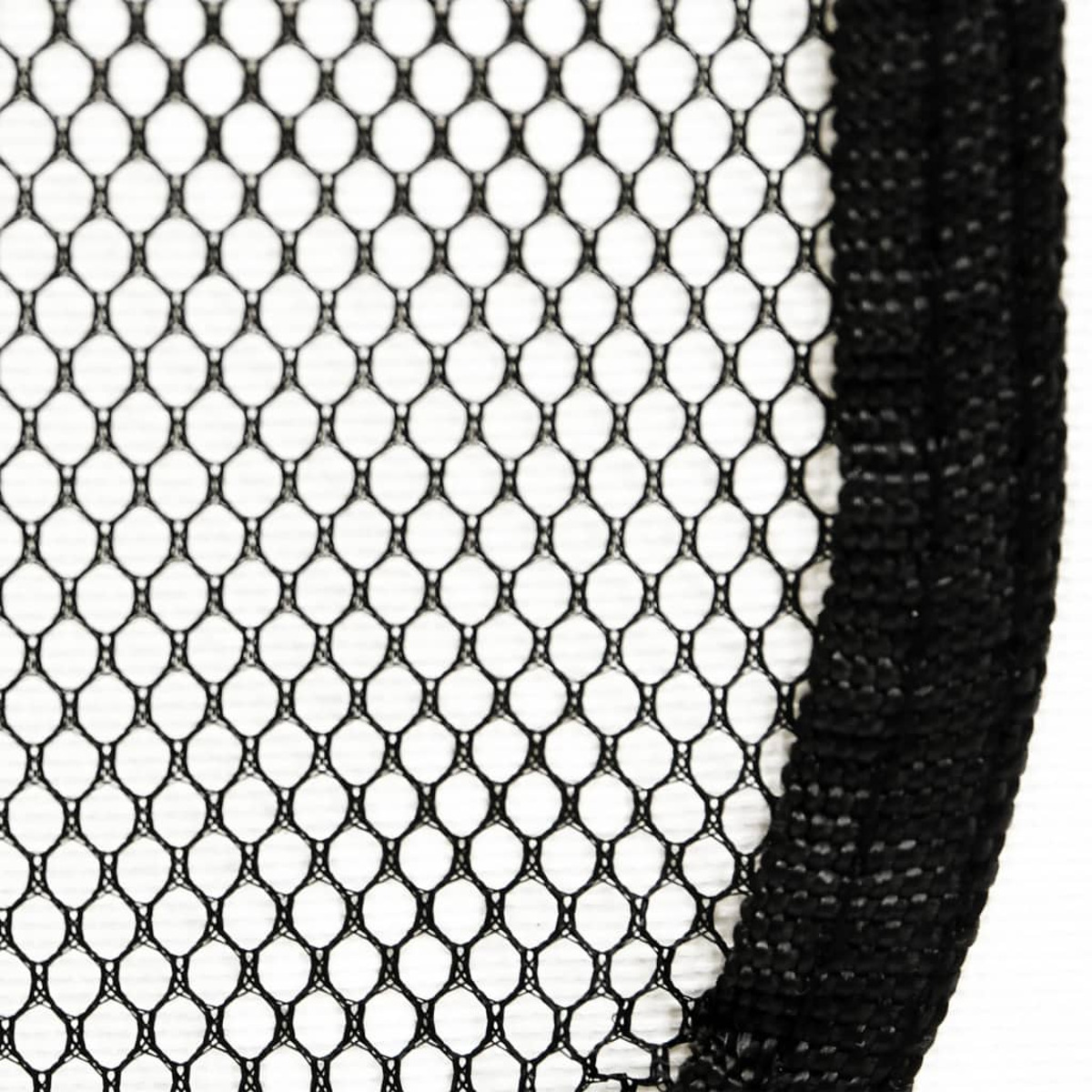 Nahaufnahme von schwarzem Mesh-Material mit genähtem schwarzen Rand auf weißem Grund.