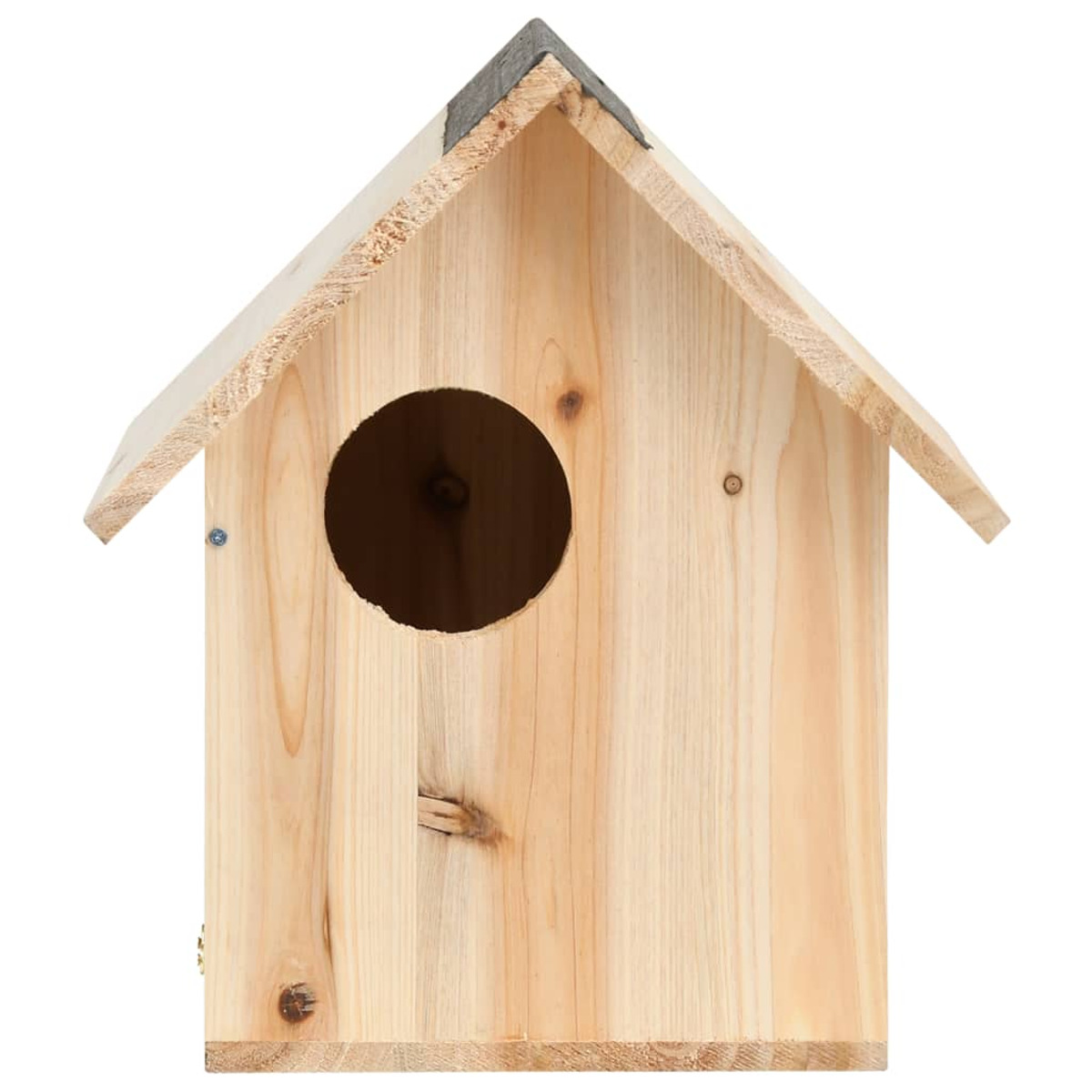 Ein Vogelhaus aus Holz mit einem runden Eingangsloch. Natürliche Holzfarbe und ein schräges Dach.
