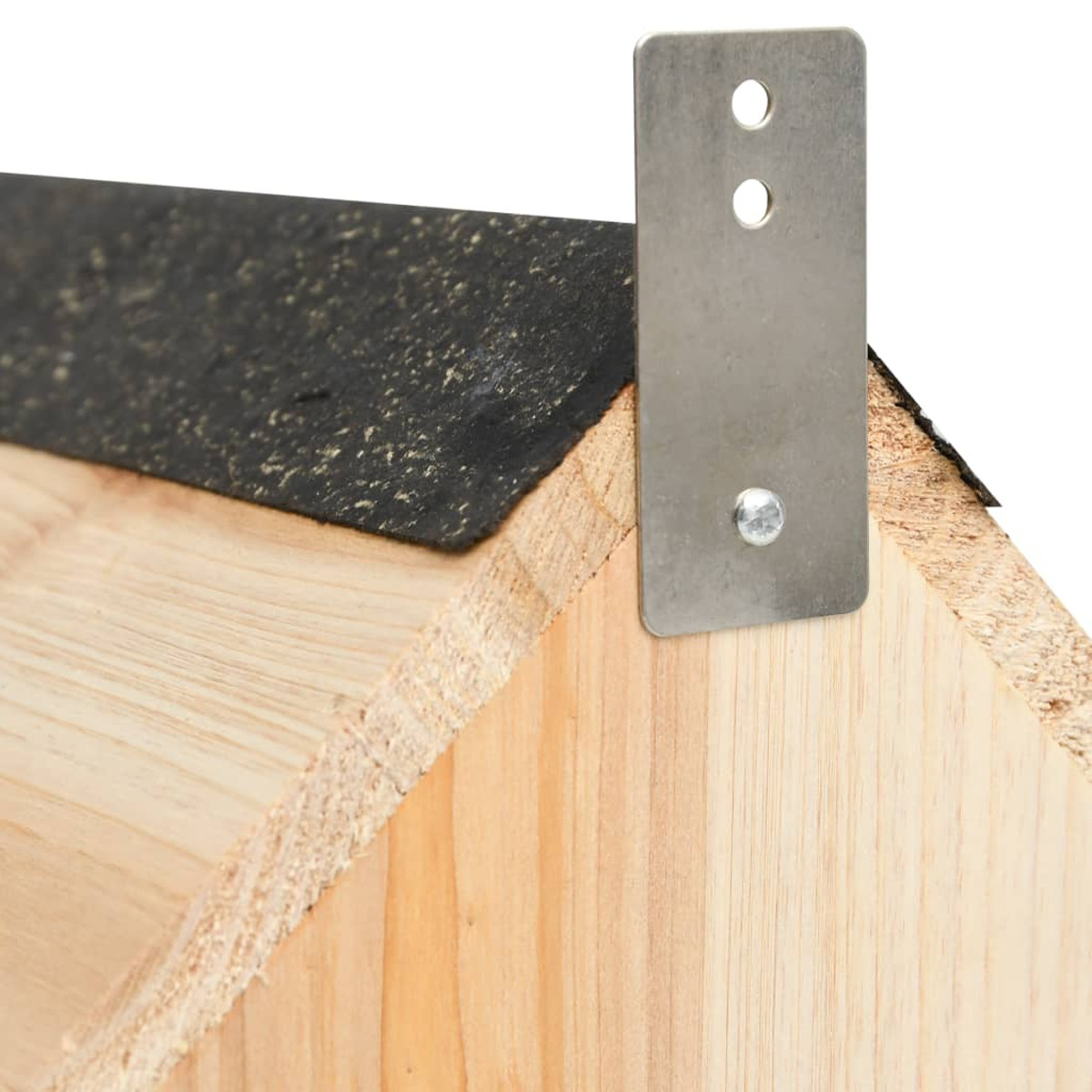 Nahaufnahme einer Holzkonstruktion mit Metallhalterung. Es ist Teil eines Gebäudes.