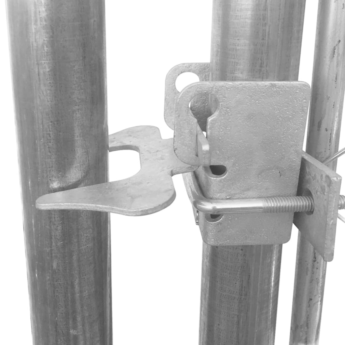 Nahaufnahme eines Metalltorverschlusses an Metallpfosten. Der Verschluss ist silberfarben, mit Hebel und Riegel.