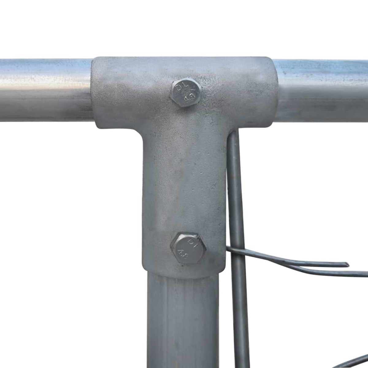 Nahaufnahme eines Metallzaunverbinders. Es ist silberfarben und hat Bolzen.