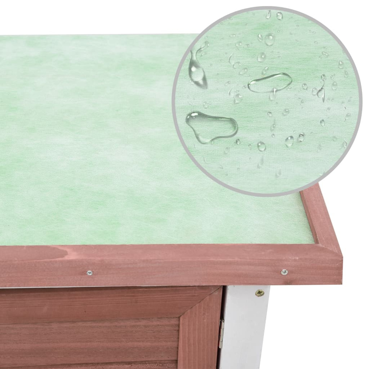 Nahaufnahme von Holz und grünem Stoff. Der grüne Stoff hat Wassertropfen. Brauner Holzrahmen.