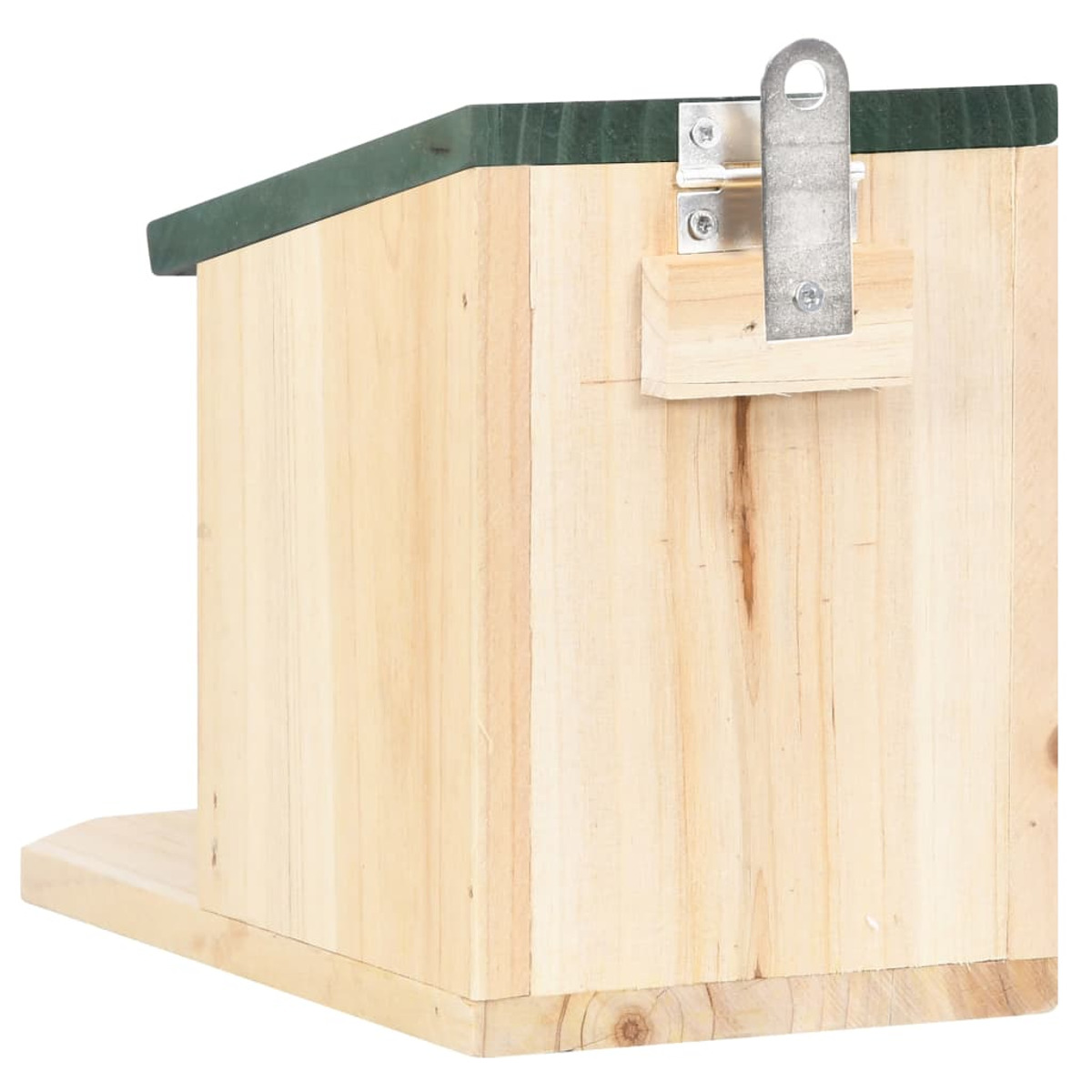 Ein helles Vogelhaus aus Holz mit grünem Dach und Metallscharnier auf weißem Hintergrund.