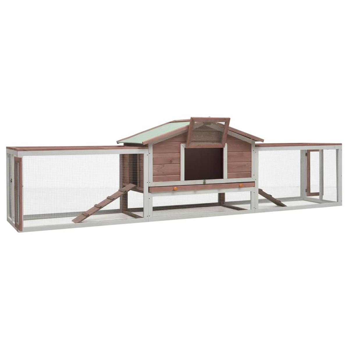 Hühnerstall aus Holz mit zentralem Haus, Rampe und Drahtgittererweiterungen auf beiden Seiten.