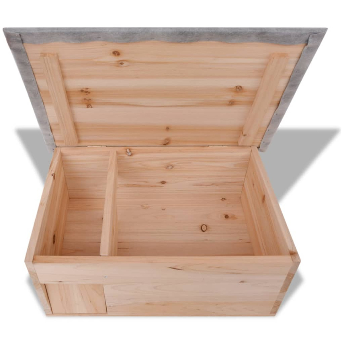 Holz-Truhe mit offenem Deckel, Innenraum in zwei Fächer unterteilt.