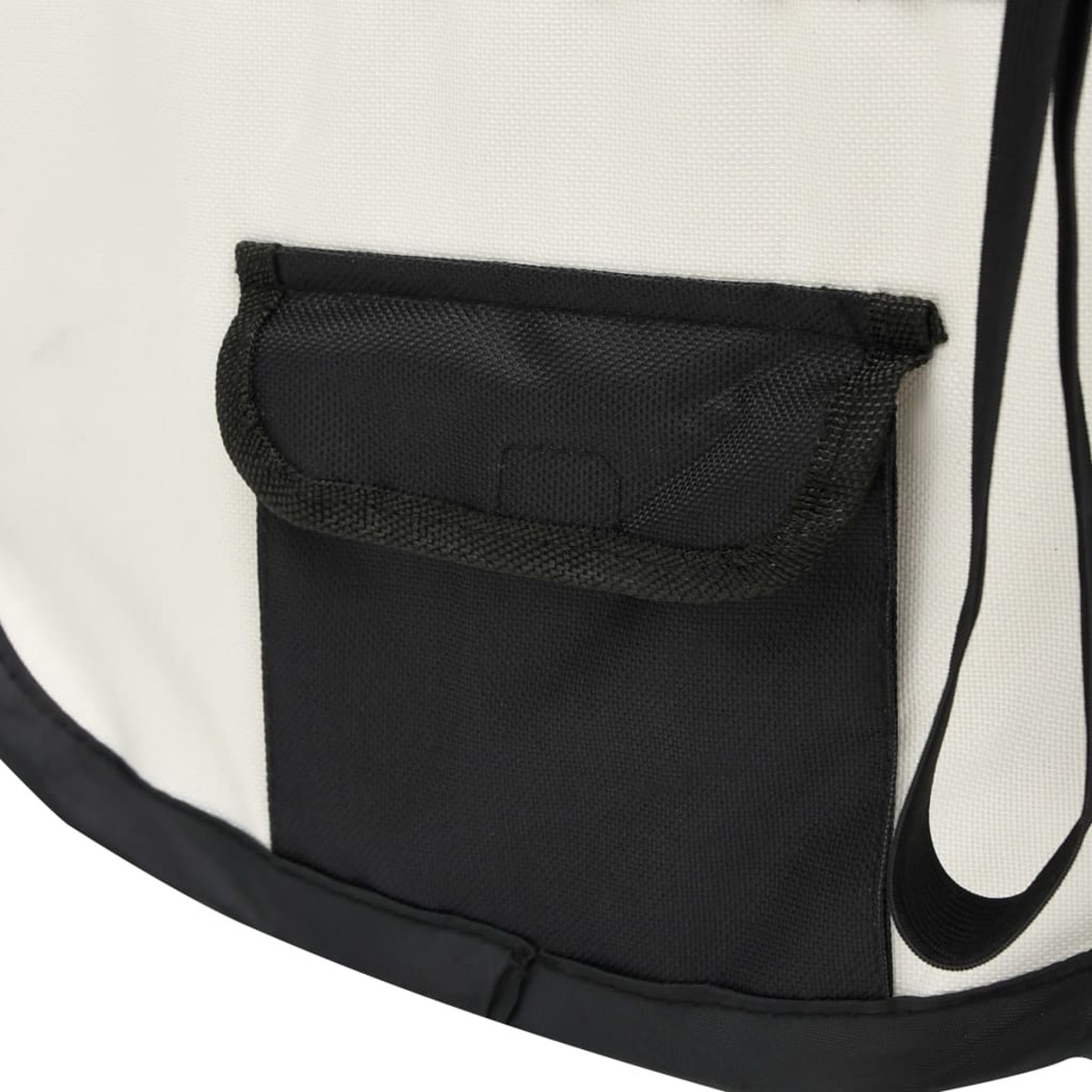 Nahaufnahme einer weiß-schwarzen Tasche mit einer schwarzen Tasche an der Seite.