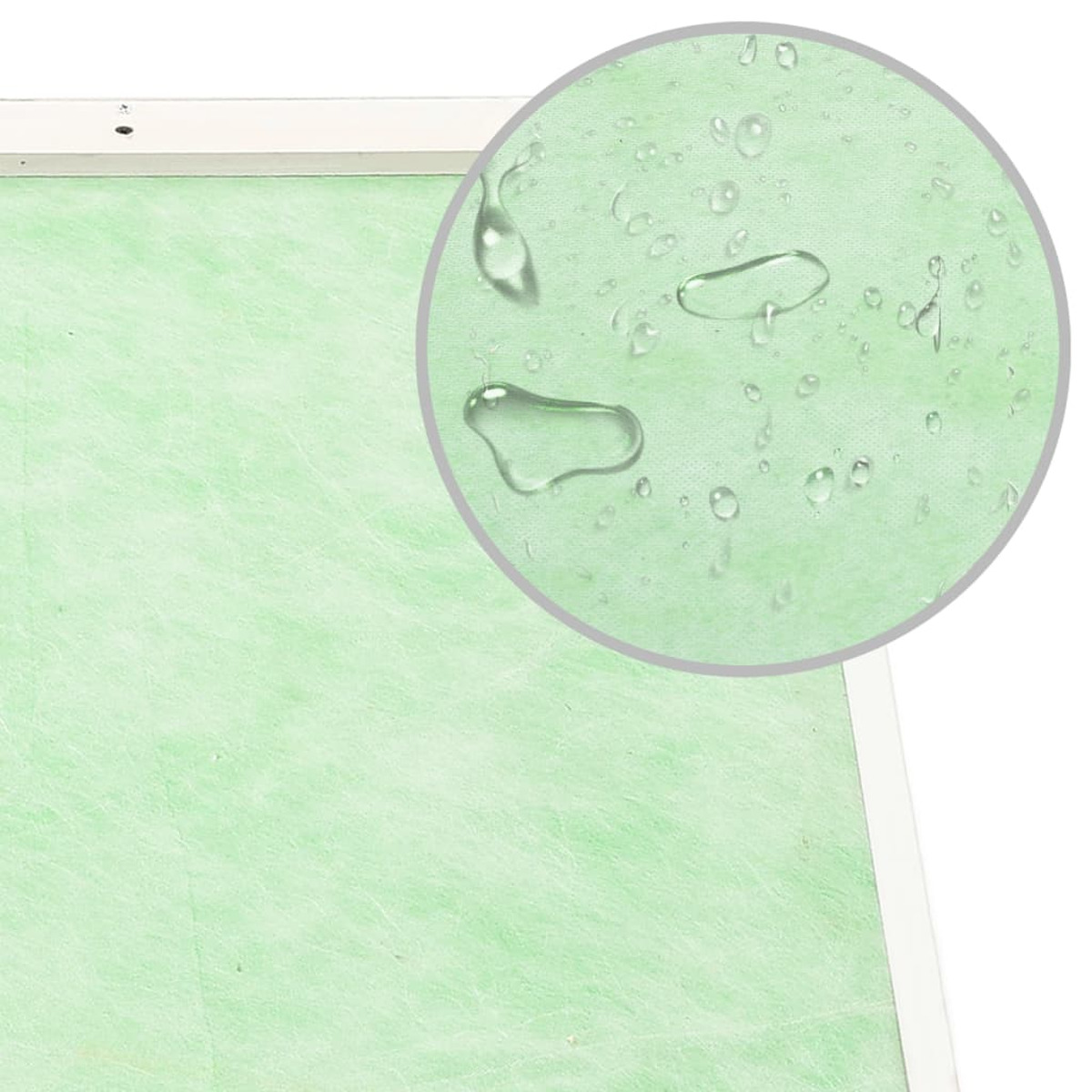 Nahaufnahme von grünem Stoff mit Wassertropfen. Eine runde, vergrößerte Ansicht zeigt Details der Textur.