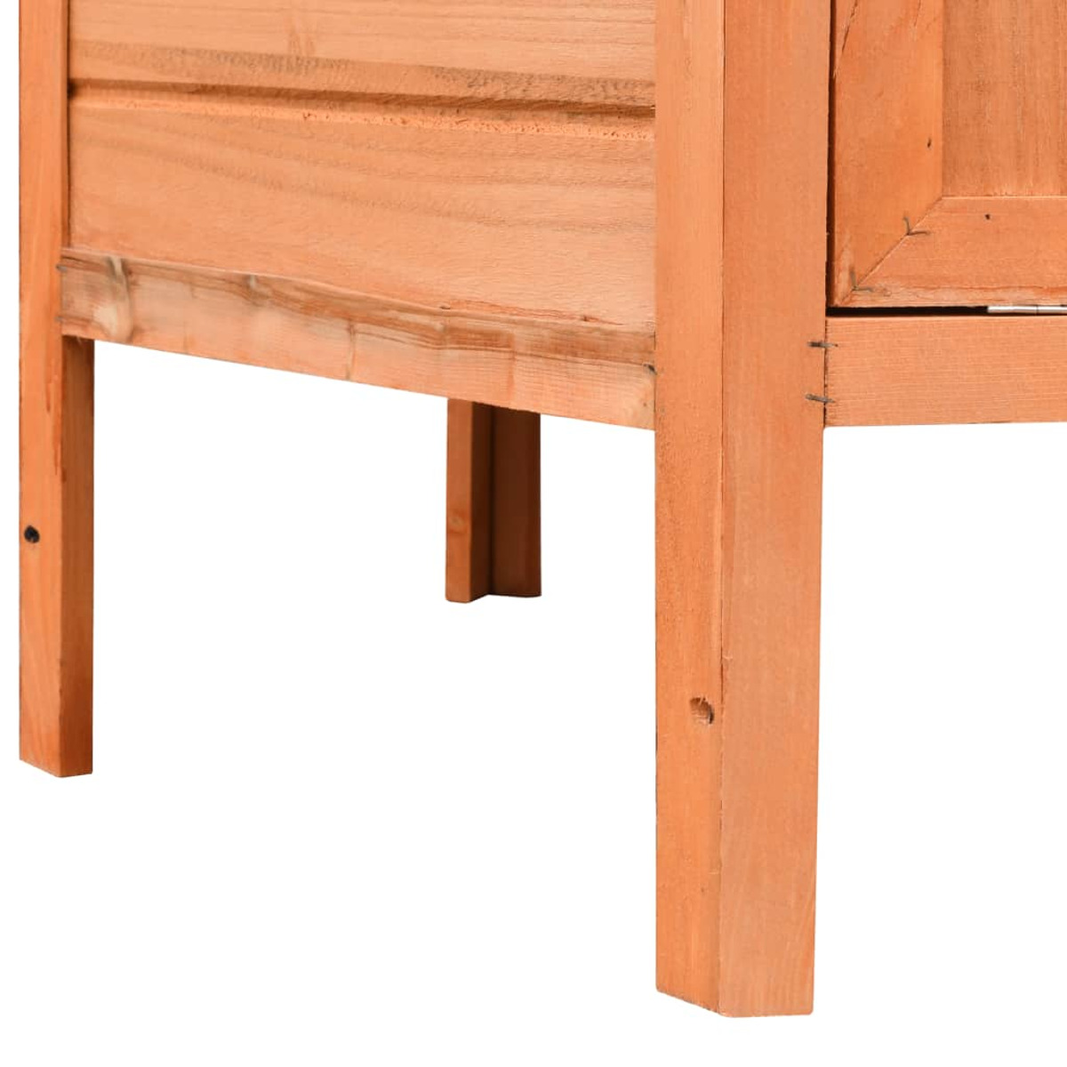 Nahaufnahme einer Ecke einer Holzkonstruktion, die Beine und eine untere Platte zeigt.