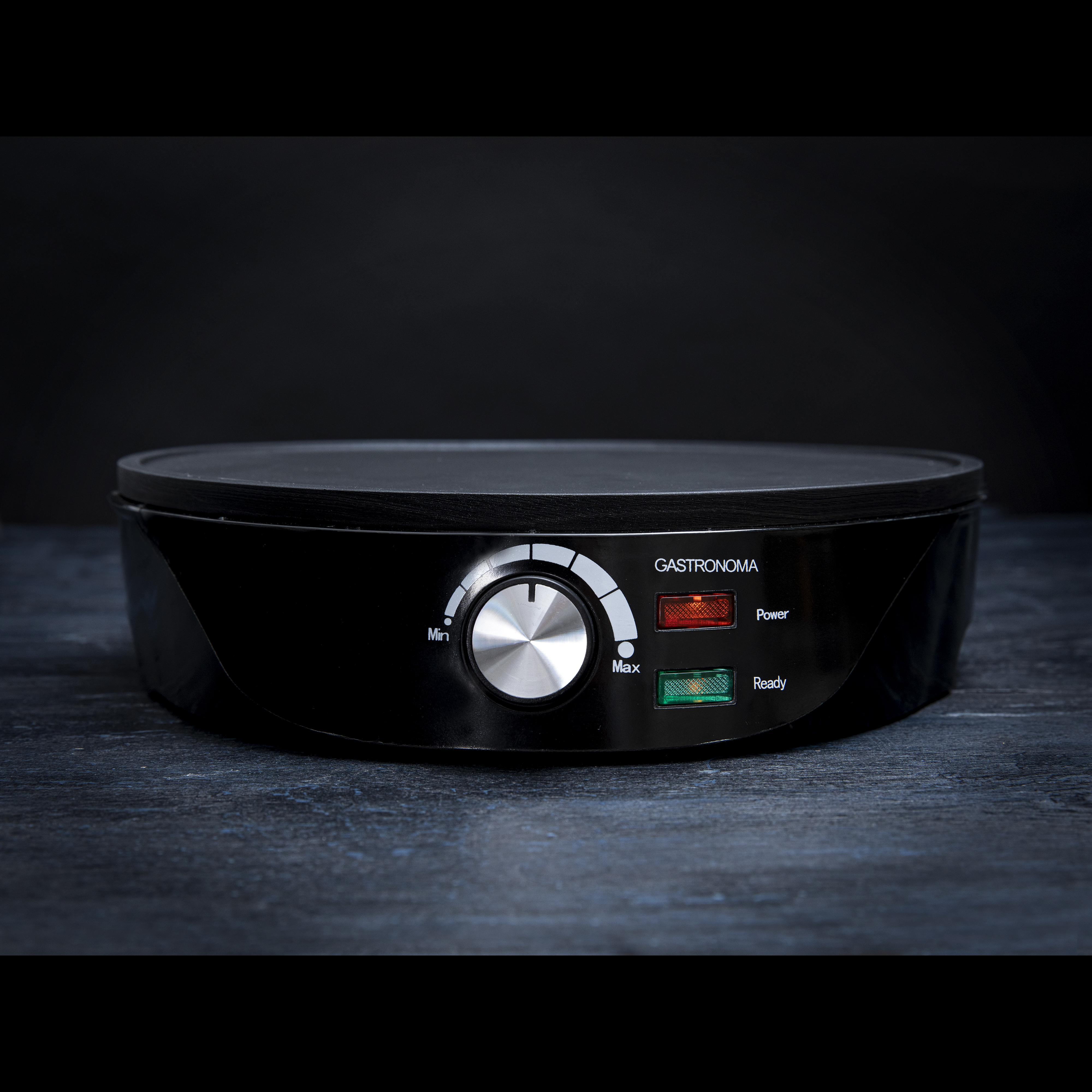 Czarny naleśnikarka Gastronoma z pokrętłem i dwoma kontrolkami na ciemnej powierzchni.