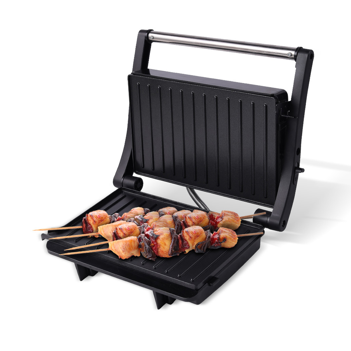Parrilla negra abierta con brochetas de comida cocinada. Fondo blanco.