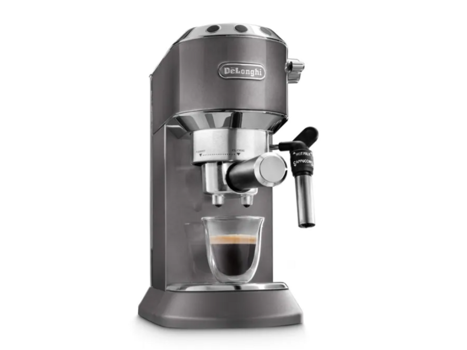 Una máquina de espresso DeLonghi gris. Tiene una taza de cristal y un espumador de leche. Está sobre un fondo negro.
