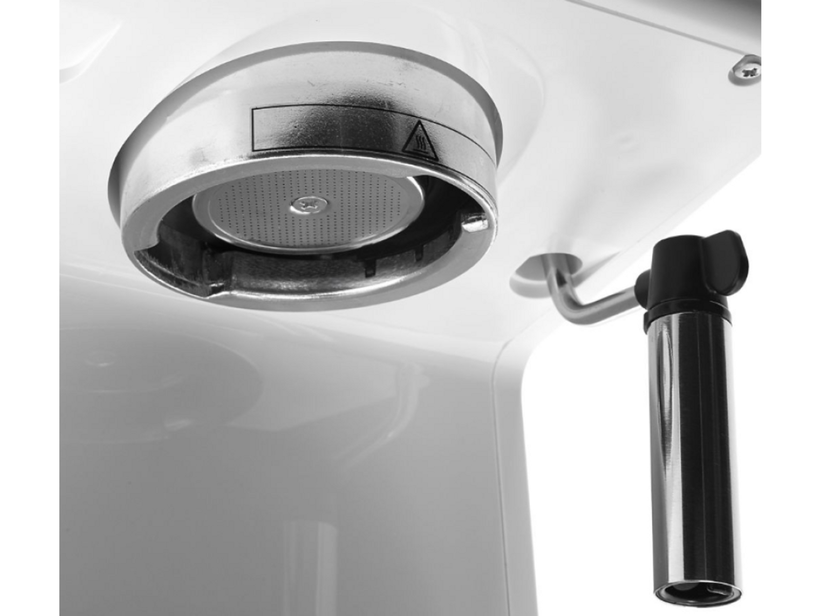 Zbliżenie ekspresu do kawy, pokazujące filtr i dyszę pary. Biała powierzchnia.