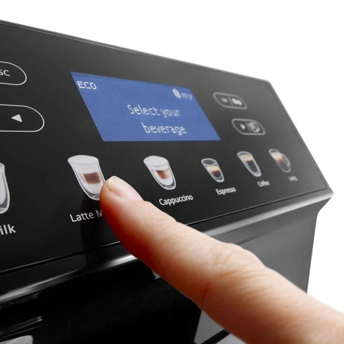 Un doigt appuie sur le bouton 'Latte Macchiato' d'un panneau de machine à café noir.