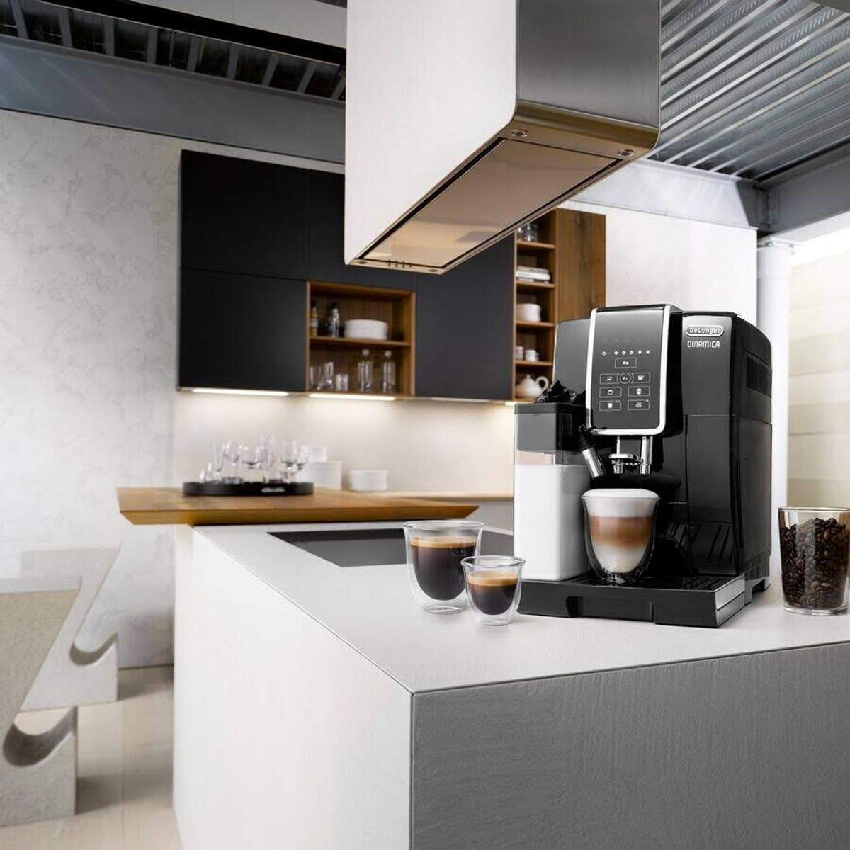 Máquina de espresso negra con tazas de café y granos en una encimera.