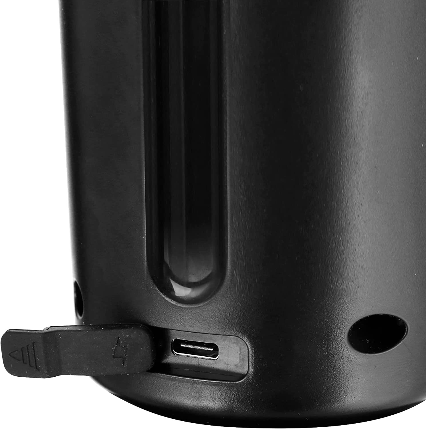 Nahaufnahme eines schwarzen Geräts mit USB-Anschluss und Stromeingang.