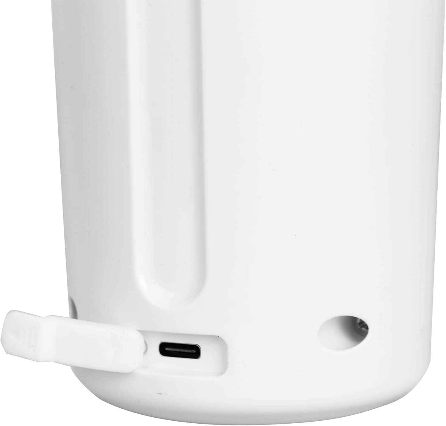 Eine Nahaufnahme eines weißen Geräts, das einen USB-C-Anschluss und einen weißen Ständer auf weißem Hintergrund zeigt.
