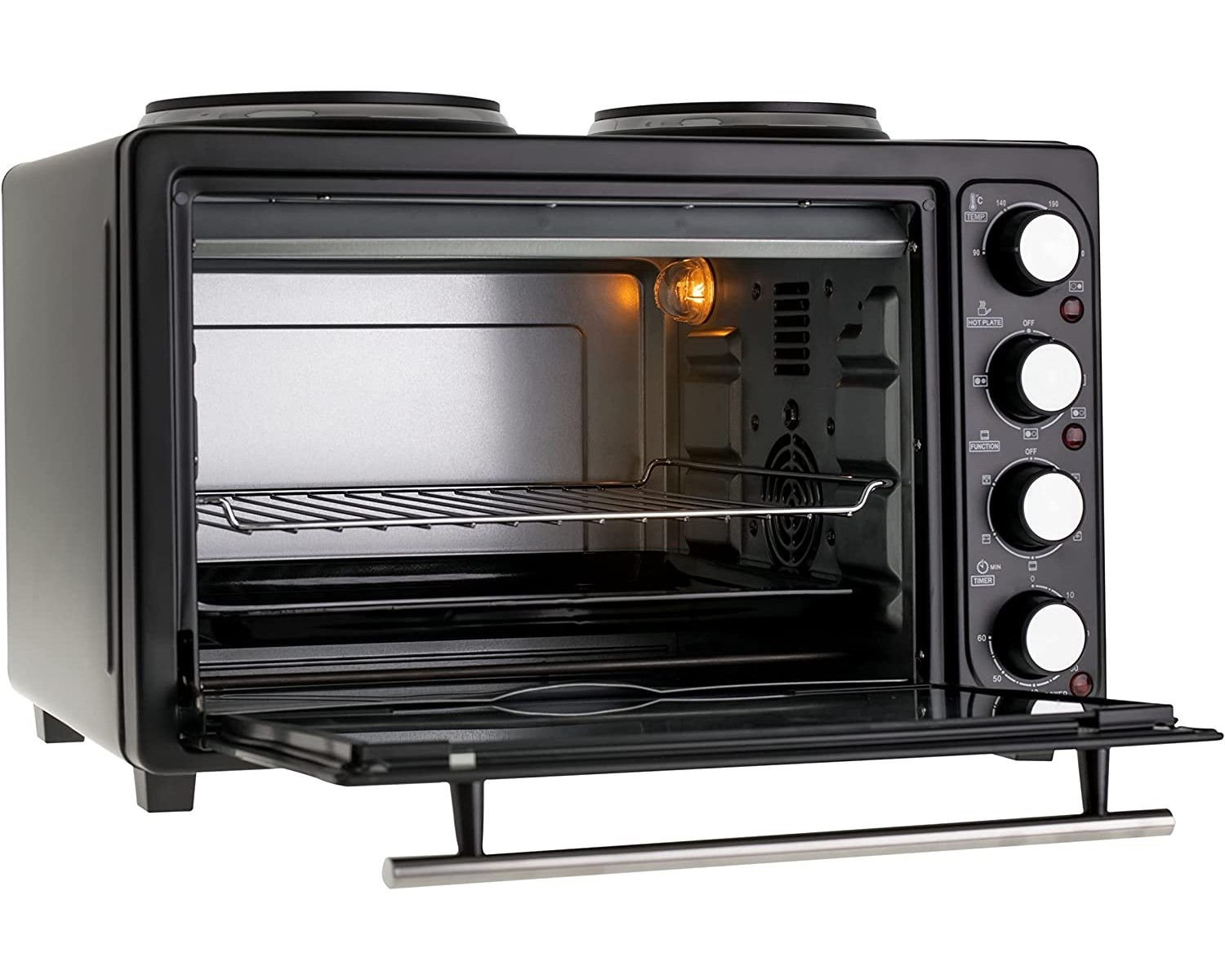 Ein schwarzer Toaster-Ofen mit geöffneter Tür, der ein Gestell und eine leuchtende Glühbirne zeigt.