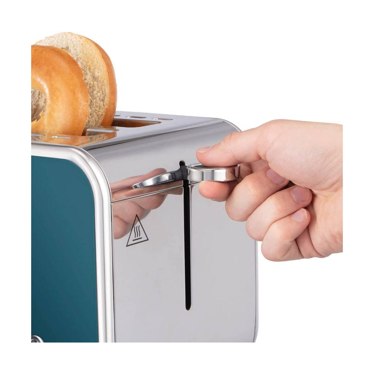 Eine Hand stellt einen Toaster ein. Zwei Bagels darin. Silberner und tealfarbener Toaster.