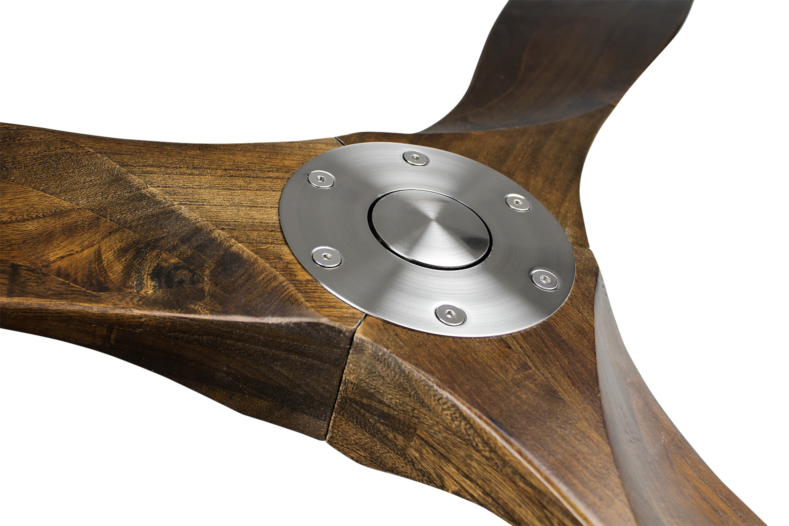 Primo piano della base di un'elica in legno con elemento centrale in metallo e sei viti.