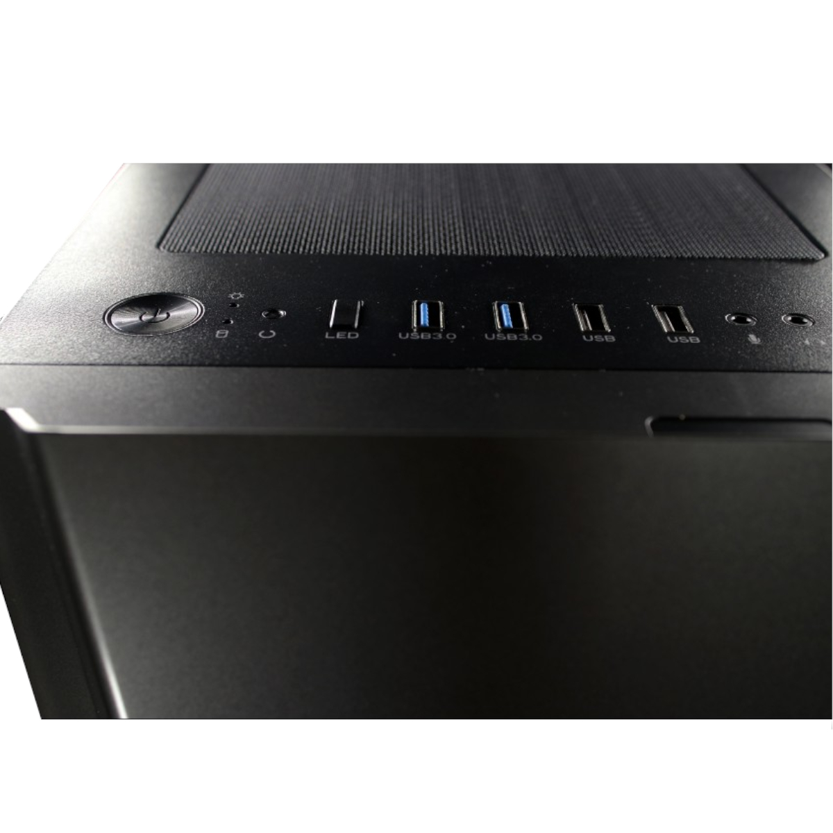 Panel frontal de la caja de la computadora en negro. Incluye USB y otros puertos. Color negro, fondo blanco.