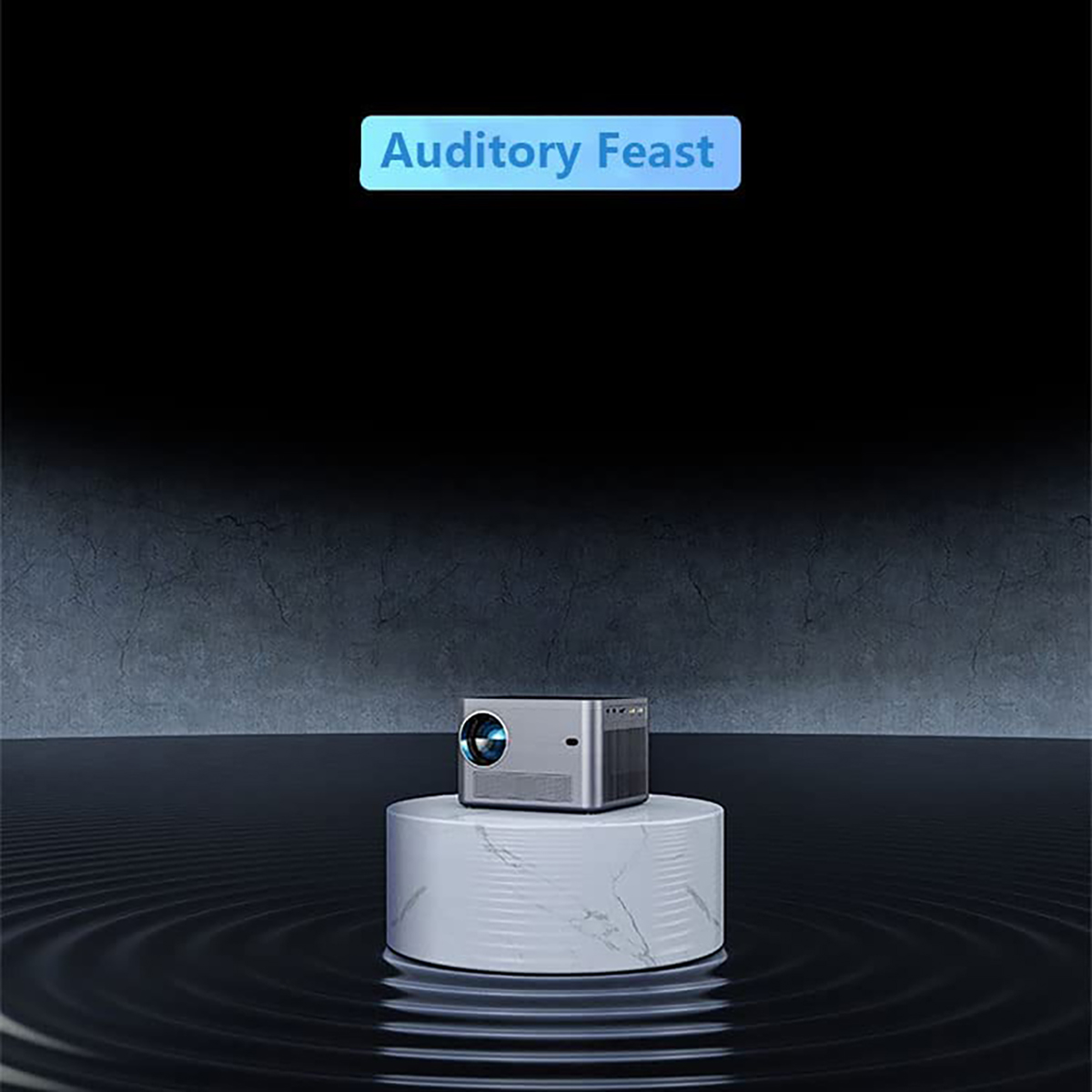Un pequeño proyector plateado sobre un pedestal blanco, con texto azul 'Auditory Feast' arriba, sobre fondo oscuro.