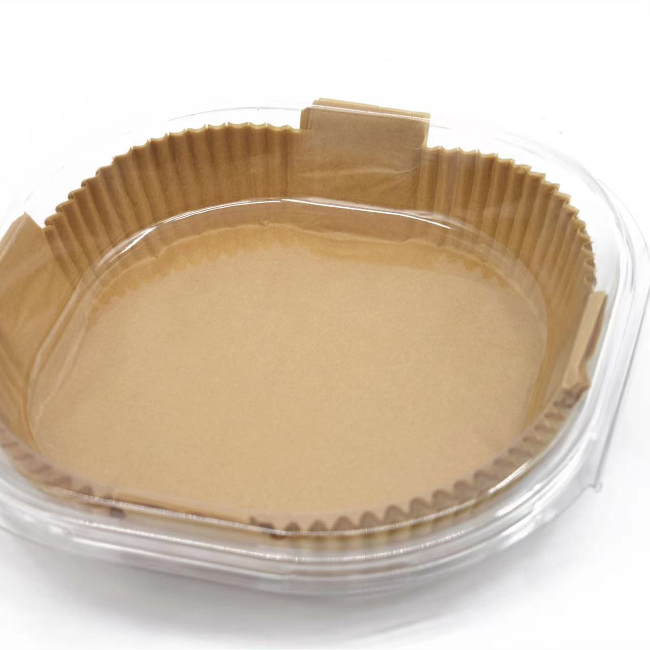 Transparenter Kunststoffbehälter mit brauner Papiereinlage. Weißer Hintergrund.