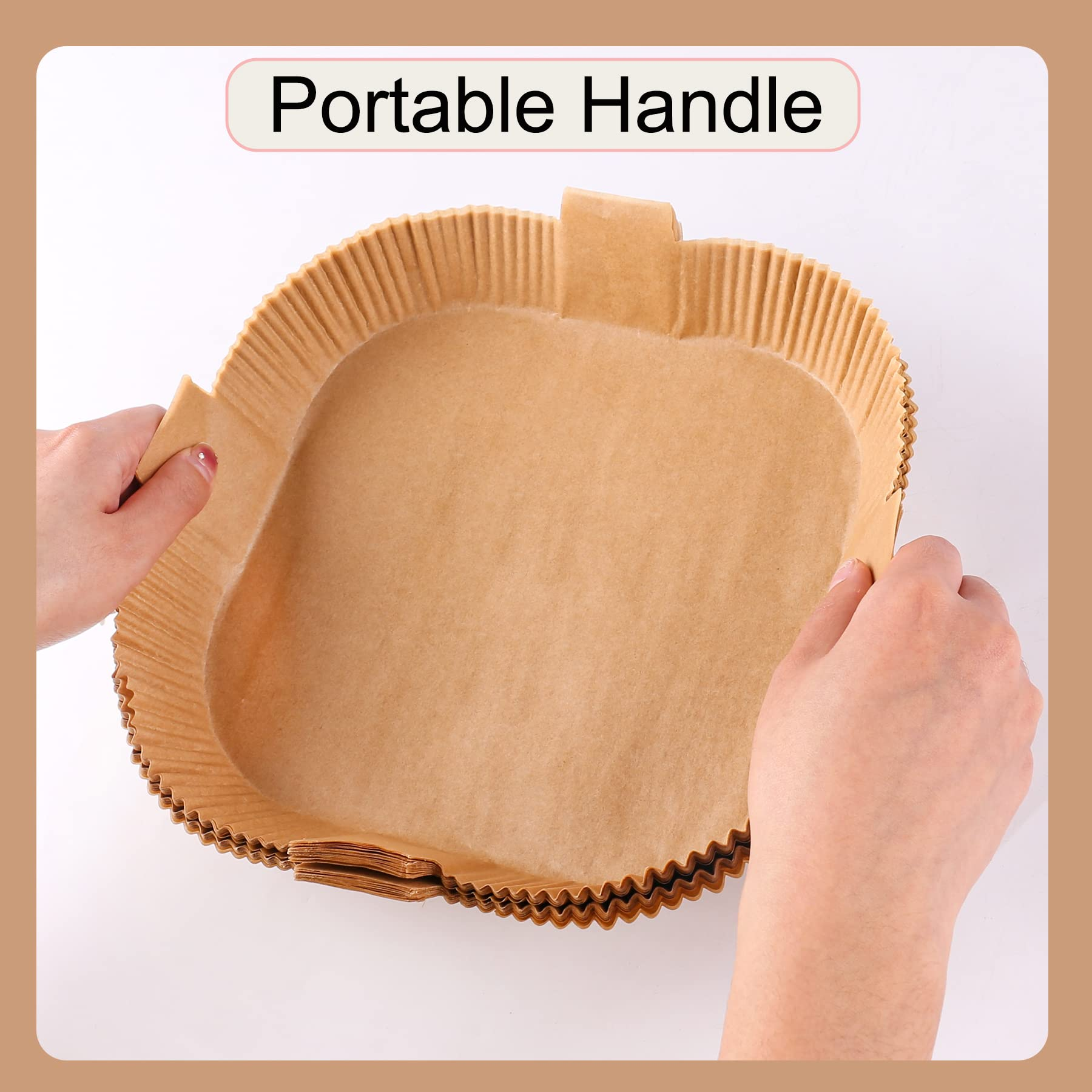 Hände halten eine braune Papiereinlage für eine Heißluftfritteuse. Die Einlage hat eine quadratische Basis mit Wellenkanten.