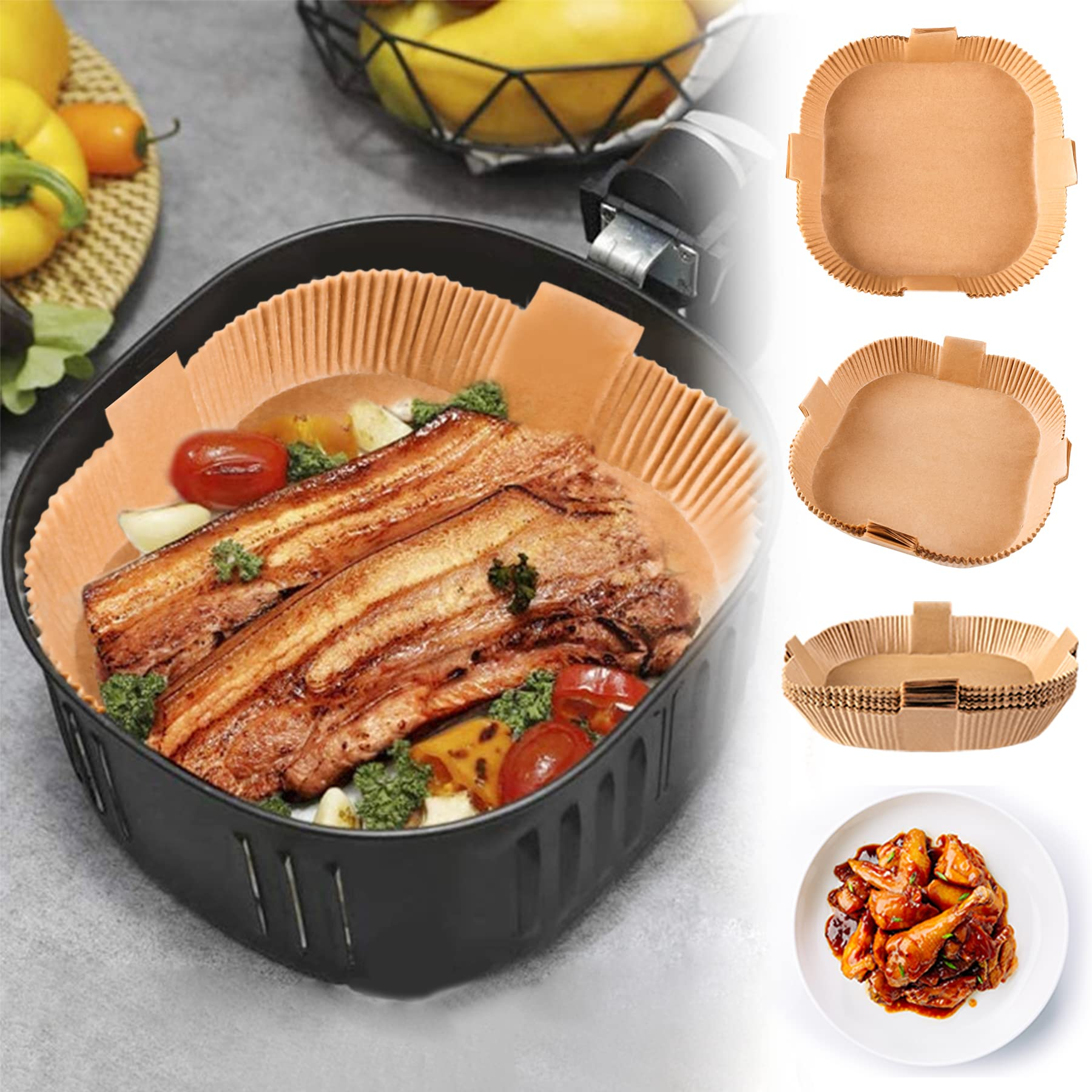 Essen in einer Heißluftfritteuse mit Papiereinlagen, zusätzlichen Papierkörben und gekochtem Essen.