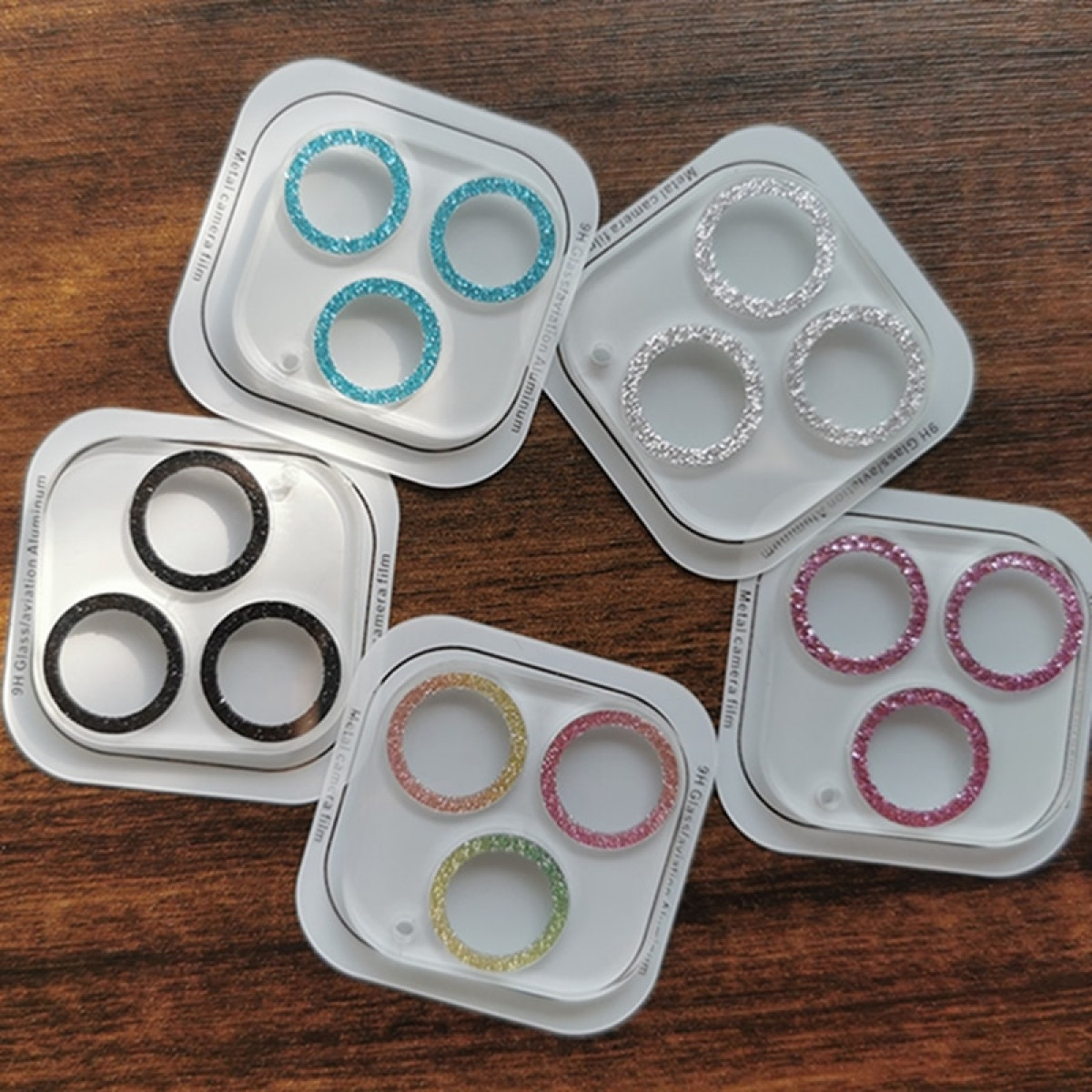 Protezioni per lenti della fotocamera multiple con diversi colori e glitter.