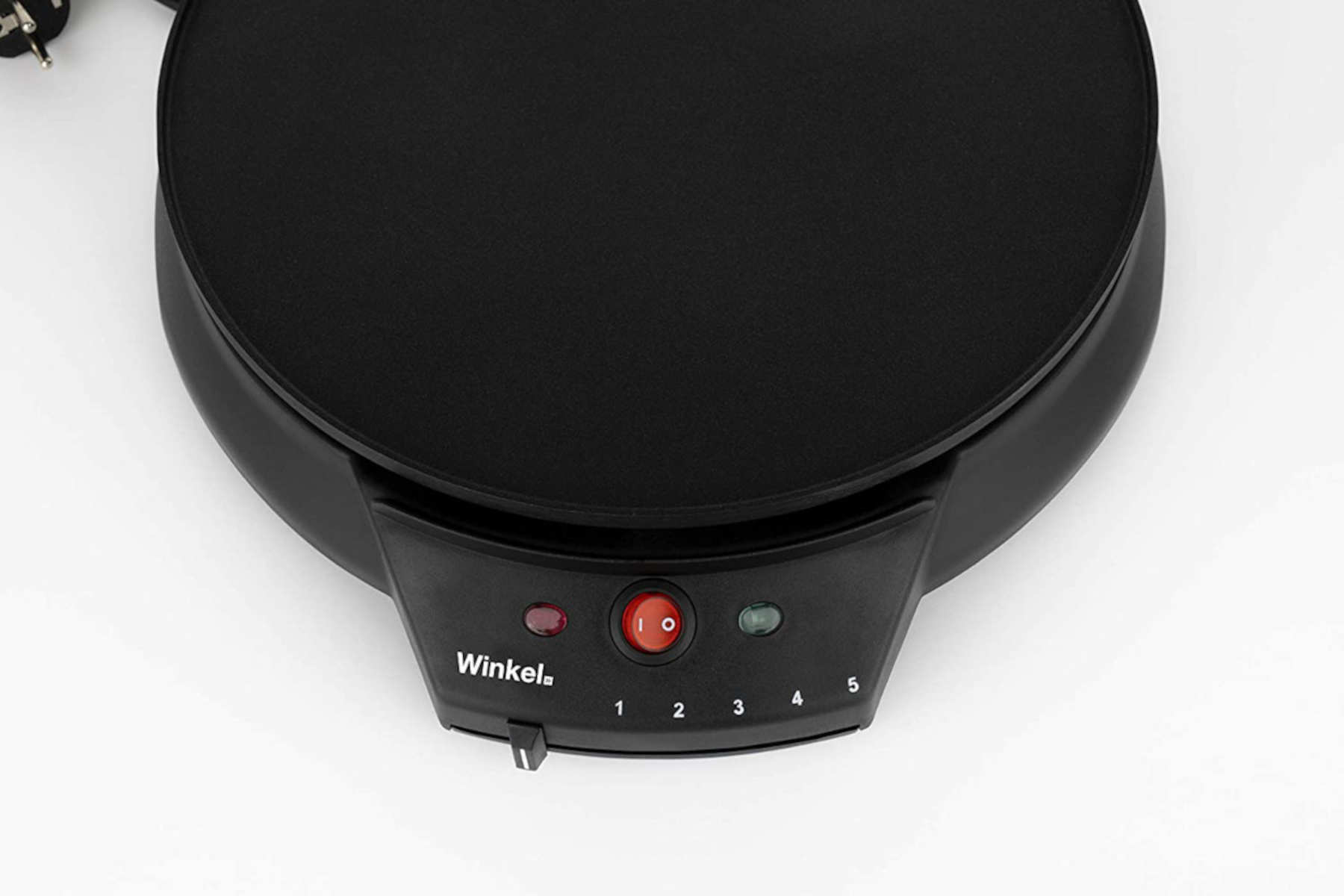 Schwarzer elektrischer Crêpes-Maker. Er hat einen roten Ein-/Ausschalter und Temperatureinstellungen von 1 bis 5.