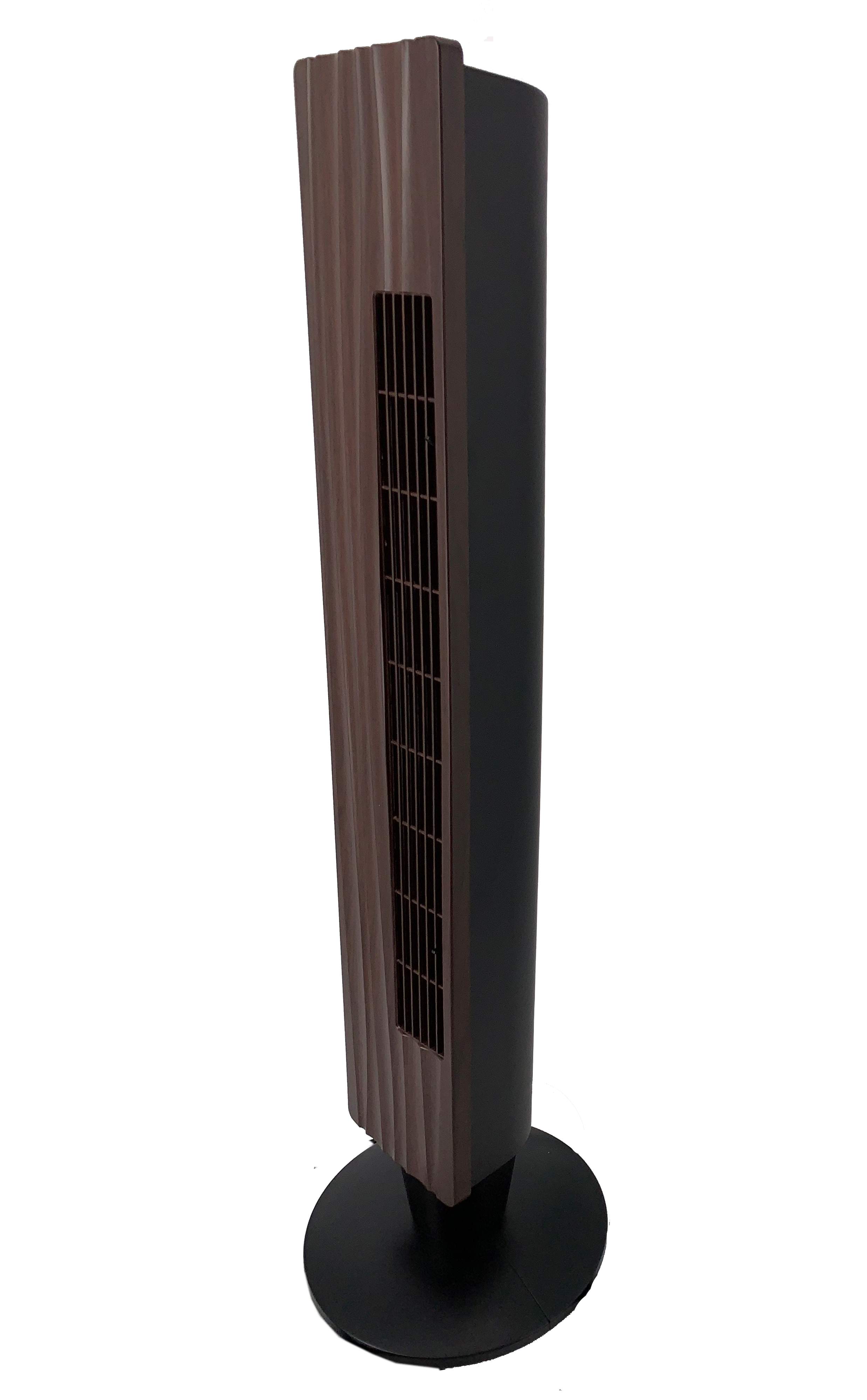 Ein hoher, braun-schwarzer Turmventilator steht isoliert auf schwarzem Hintergrund. Seine Vorderseite hat vertikale Lüftungsschlitze.