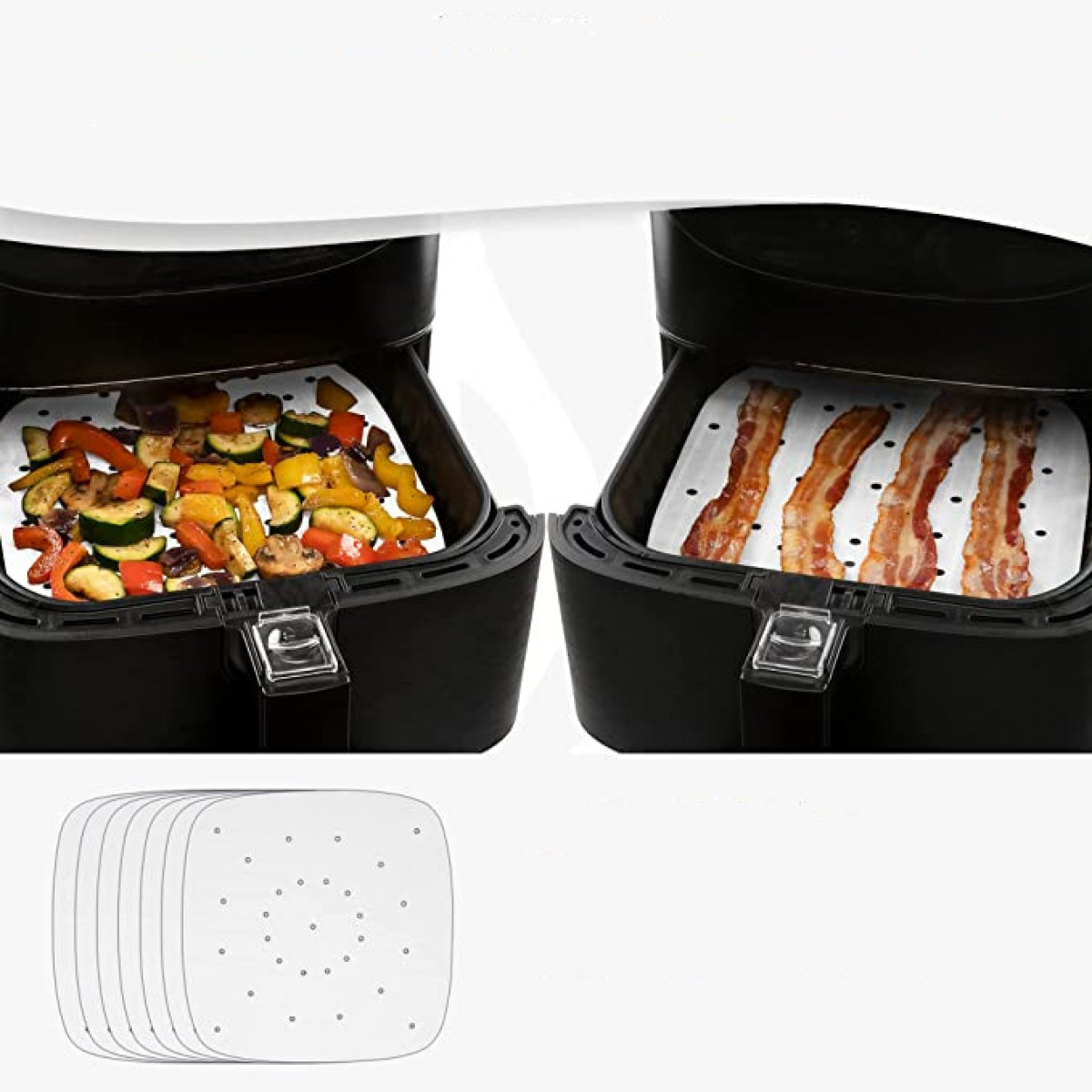 Zwei Fritteusen mit Essen darin. Eine hat Gemüse, die andere hat Speck. Einige Fritteusen-Papierbögen.