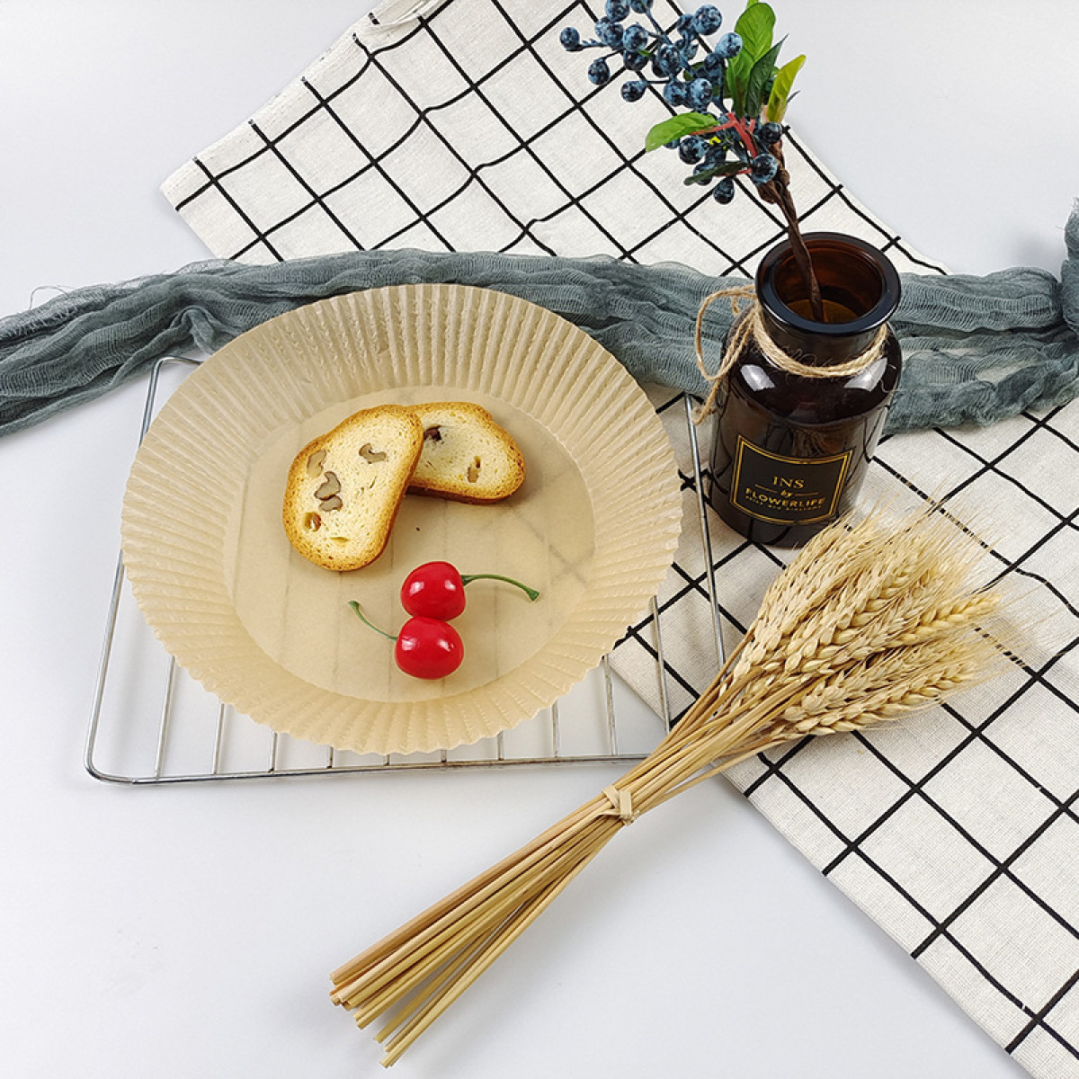 Draufsicht auf ein Tablett mit Brotscheiben, Weizen, Kirschen und einer Blumenvase.
