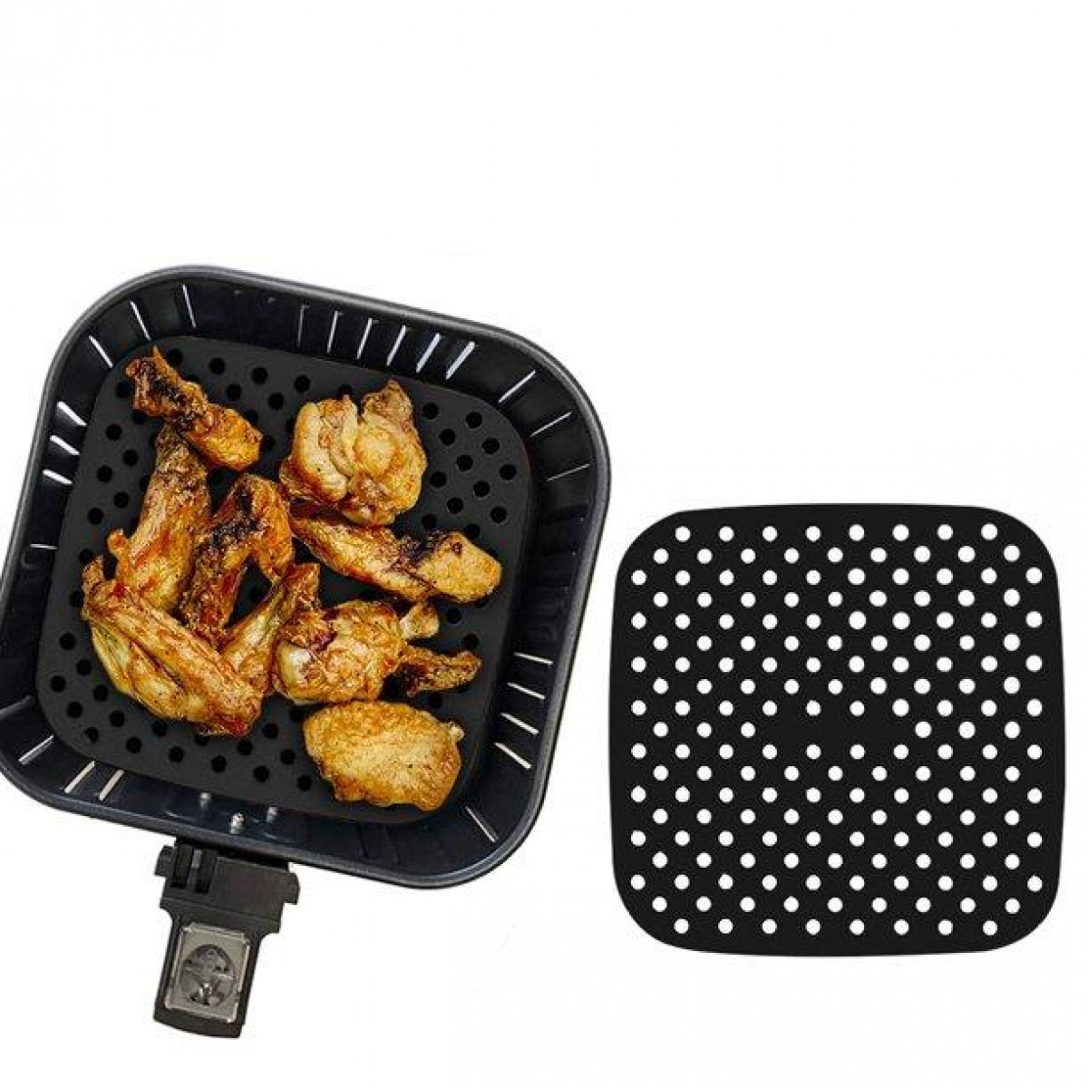 Heißluftfritteusenkorb mit gebratenen Hähnchenflügeln und schwarzer Silikonmatte.