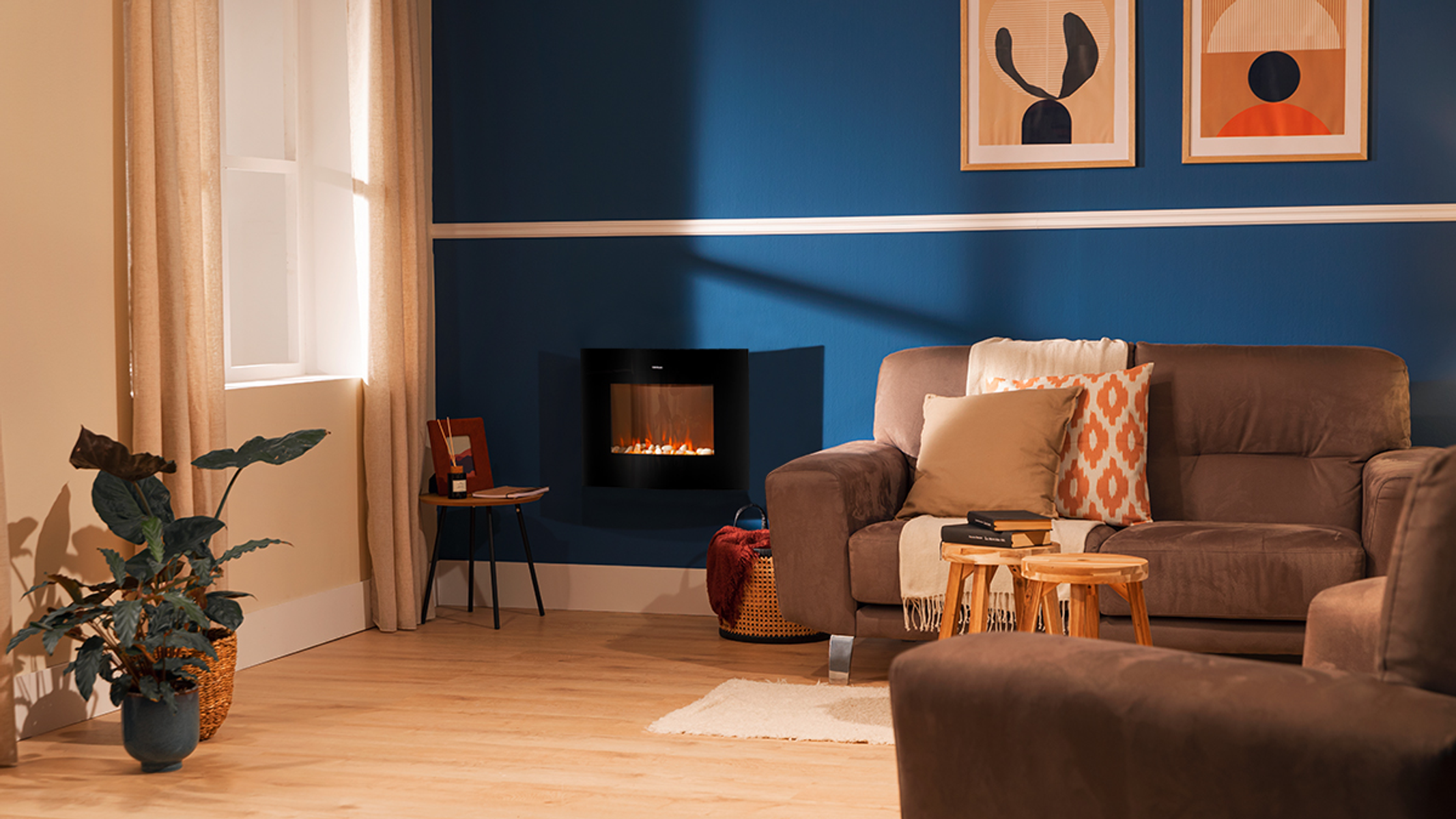 Salón con pared azul, chimenea, sofá marrón y decoración. Iluminación natural brillante.