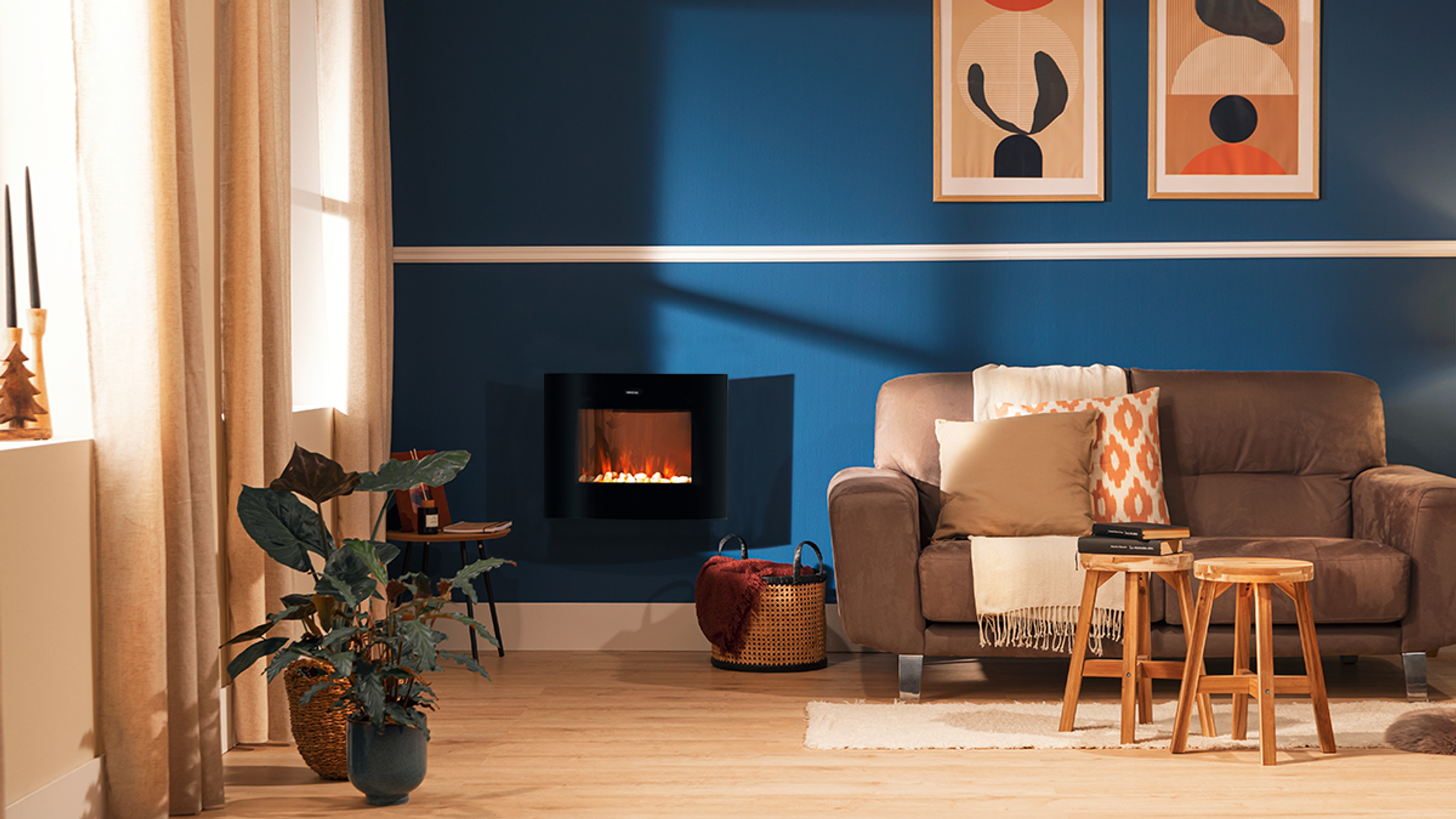 Salón con pared azul, chimenea, sofá marrón, taburetes y una planta.