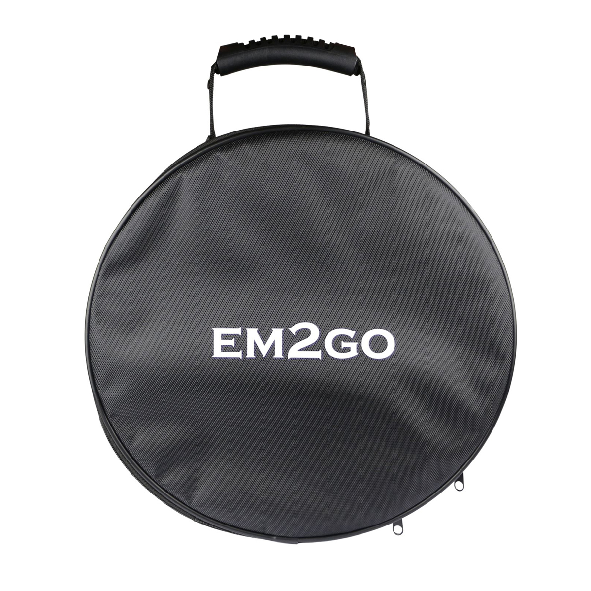 Schwarze runde Tasche mit Griff und dem Text "EM2GO" in Weiß.