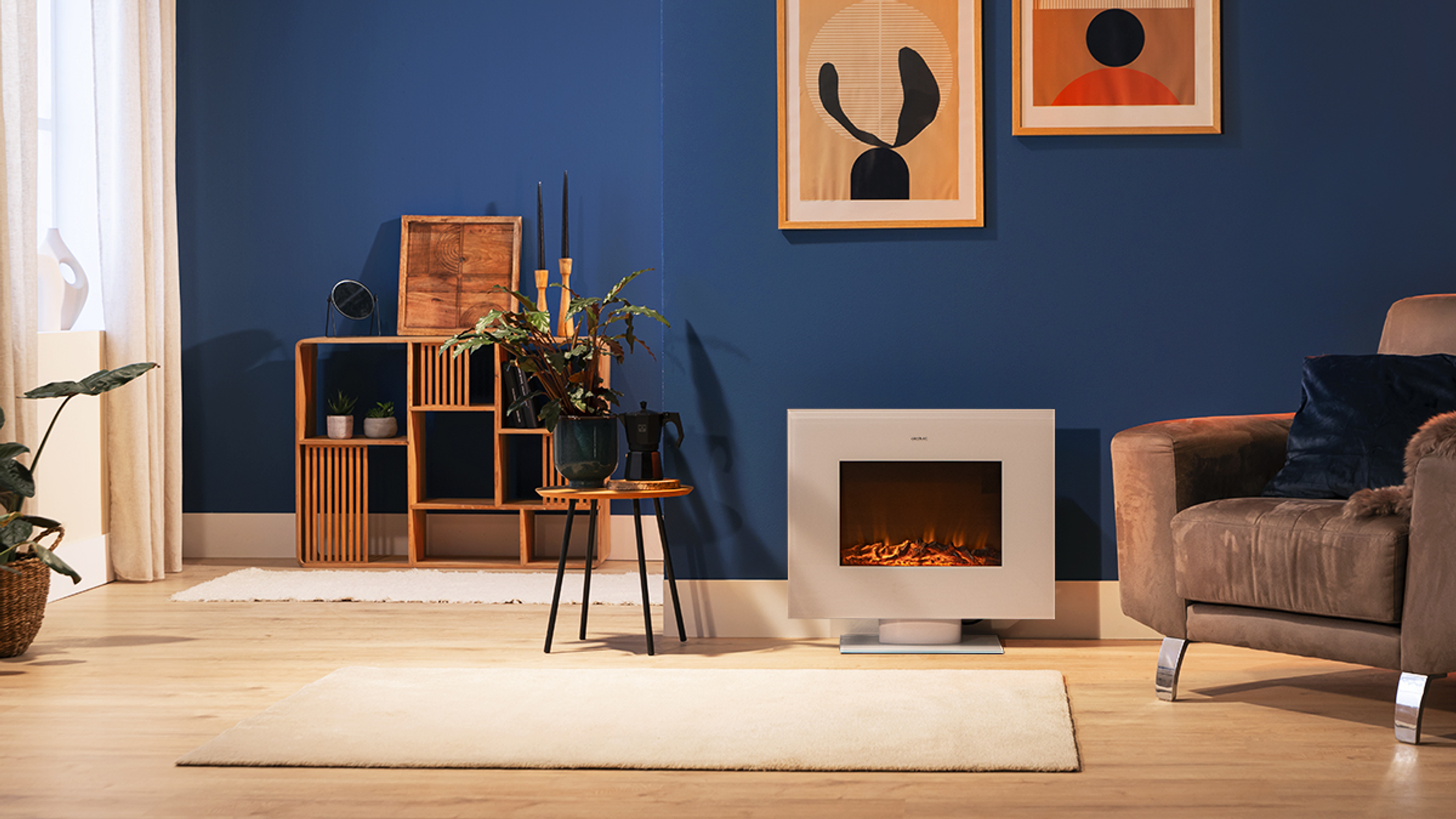 Wohnzimmer mit weißem Kamin, blauer Wand und braunem Sofa. Dekorative Gegenstände.