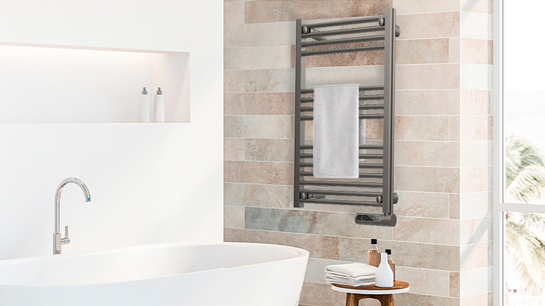 Łazienka z podgrzewaczem ręczników, ręcznikiem i mydłem.