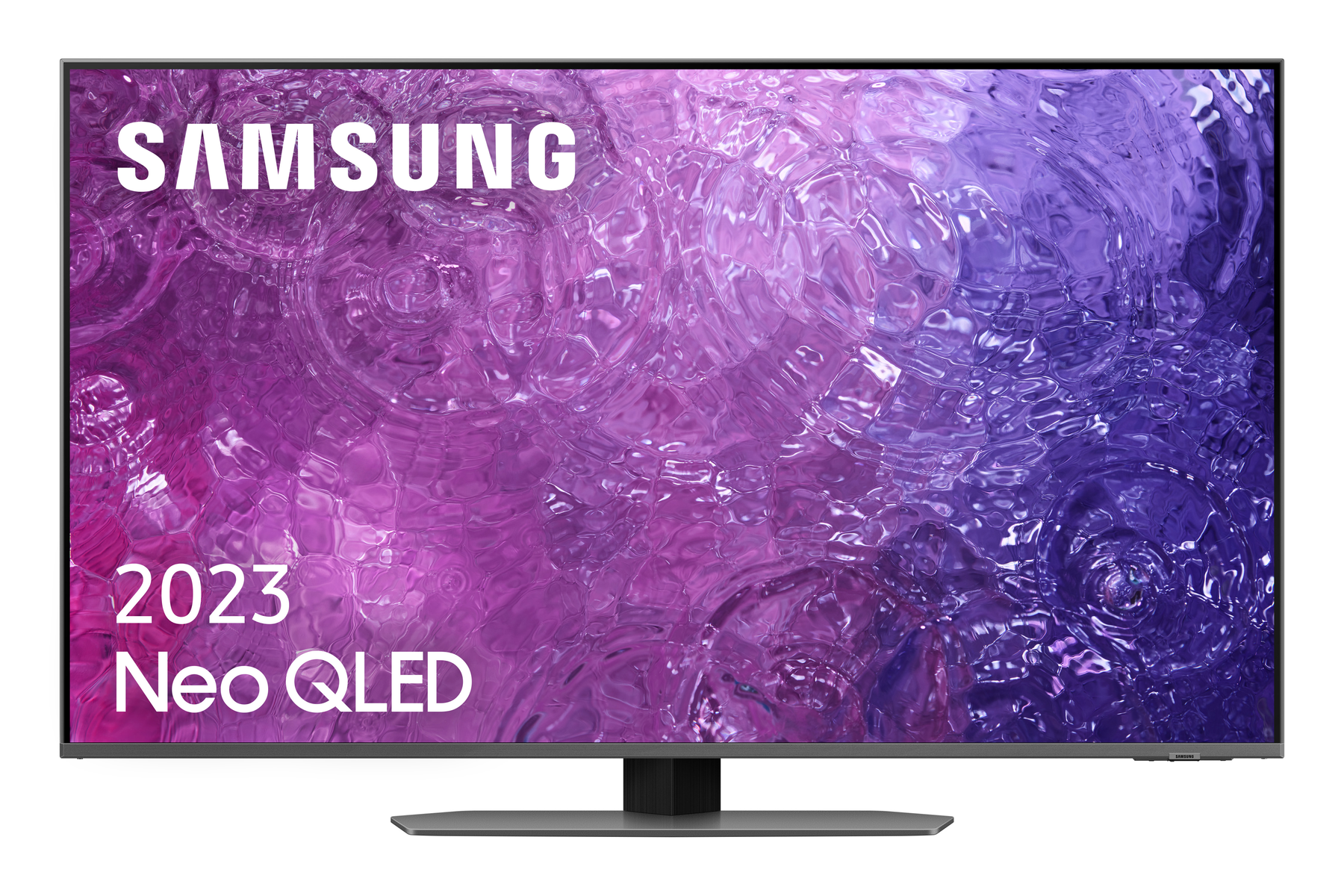 Egy Samsung 2023 Neo QLED TV szürke állvánnyal, fekete kerettel és lila, vízhez hasonló dizájnnal.