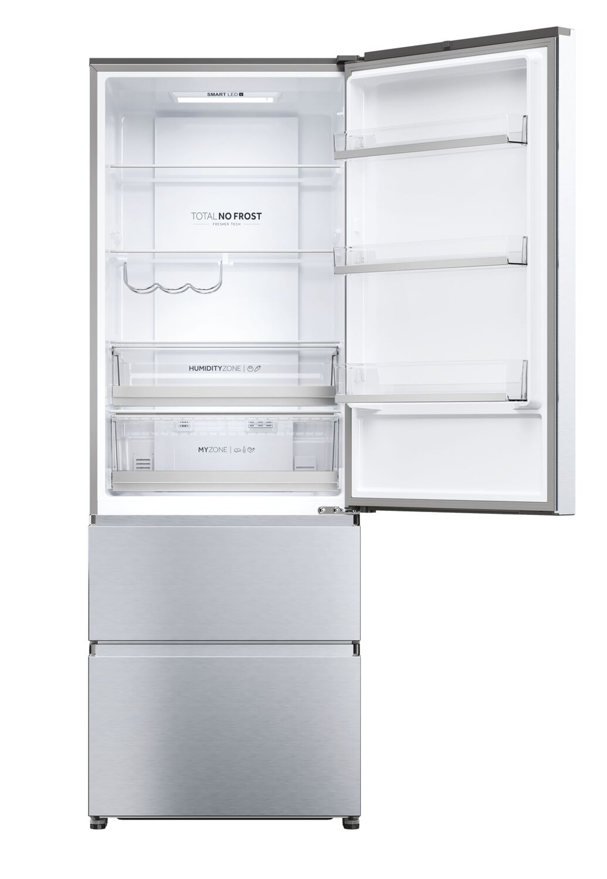 Frigorifero con porta aperta, che mostra ripiani, cassetti e contenuto. Sfondo bianco.