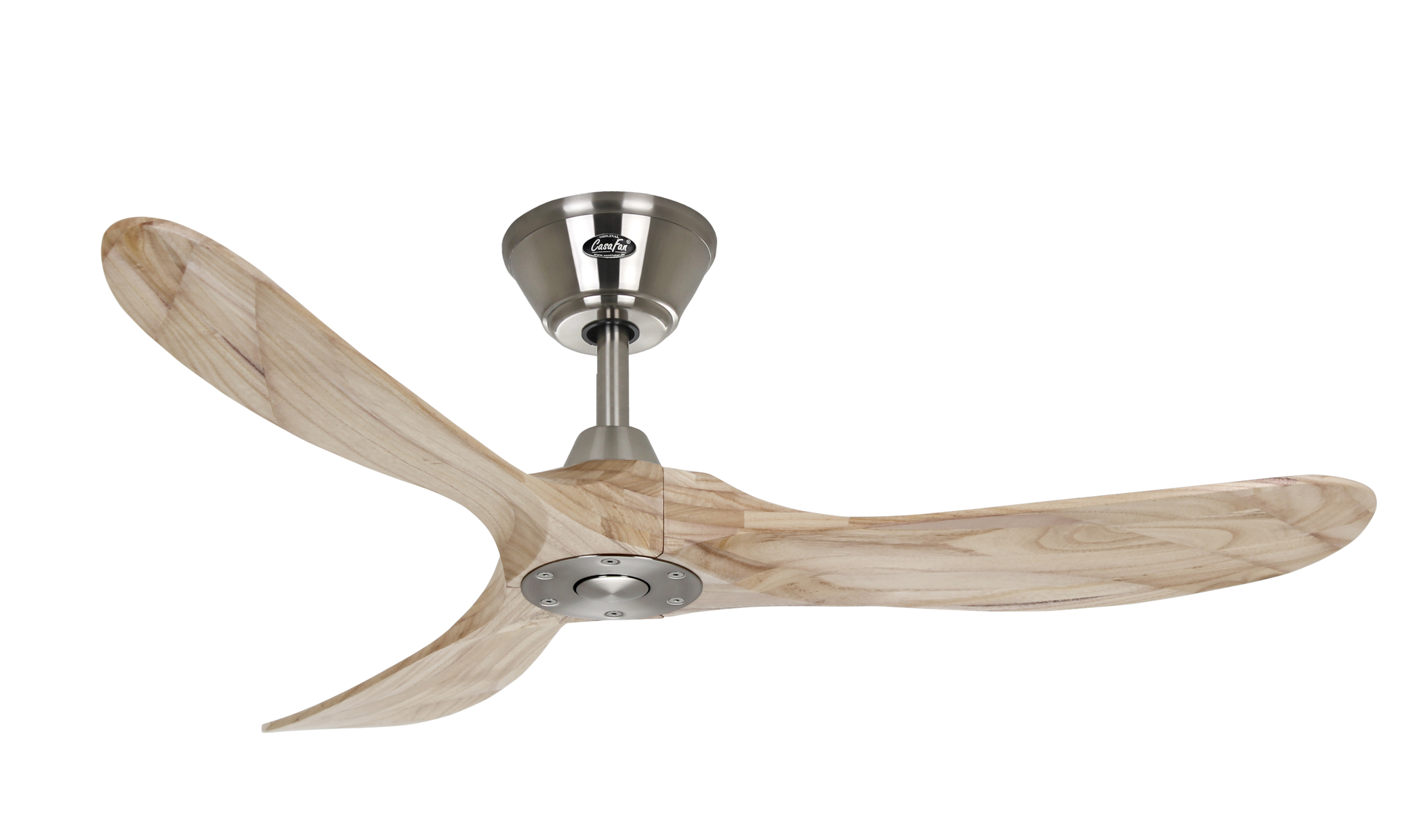 Ventilatore da soffitto con tre pale in legno chiaro e un alloggiamento motore argentato.