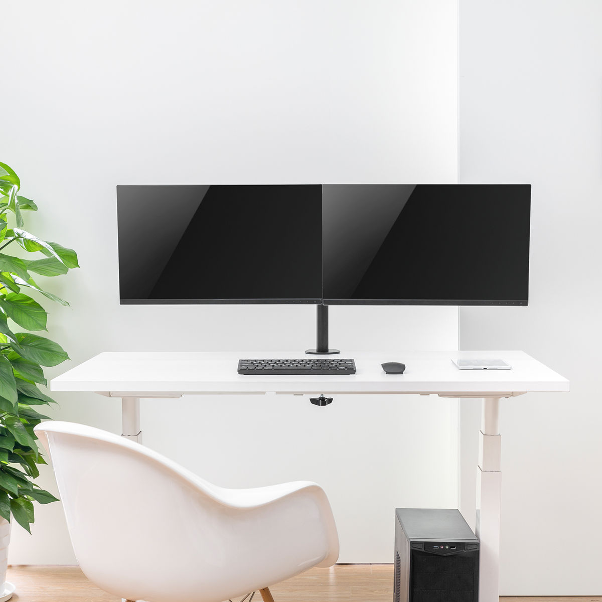 Een zwarte tv-muurbeugel met montagebeugels en een witte achtergrond.