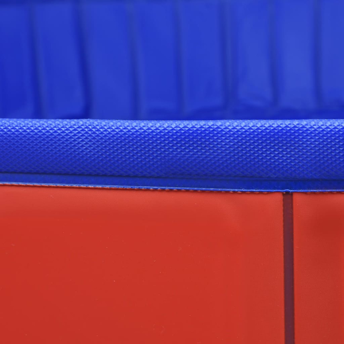 Blauer und roter rechteckiger Pool, Nahaufnahme. Blaue obere Verkleidung. Weißer Hintergrund.