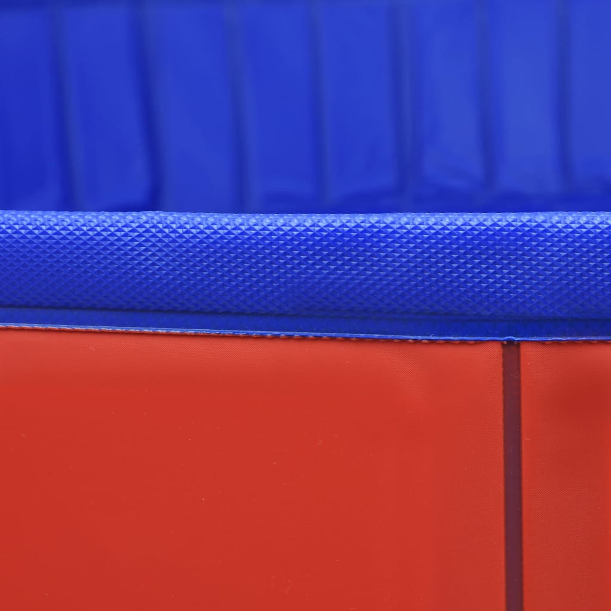 Nahaufnahme eines roten und blauen aufblasbaren Pools, zeigt die Seite und die Oberseite.